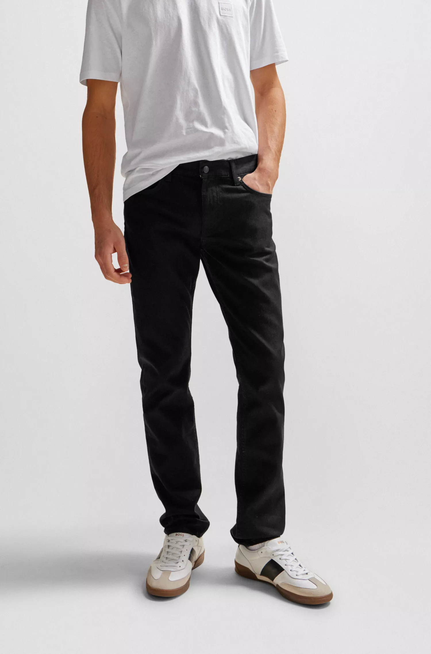 Calça jeans BOSS laranja, corte slim, em denim preto com elasticidade para maior conforto.