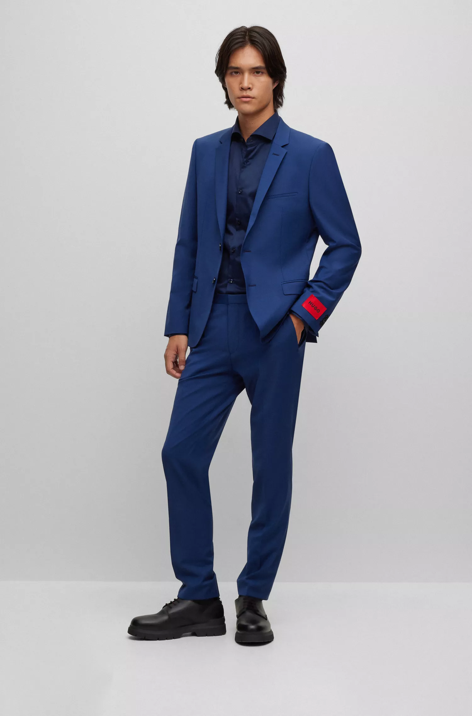 Terno HUGO vermelho, extra slim fit, em tecido de alta performance com elasticidade.