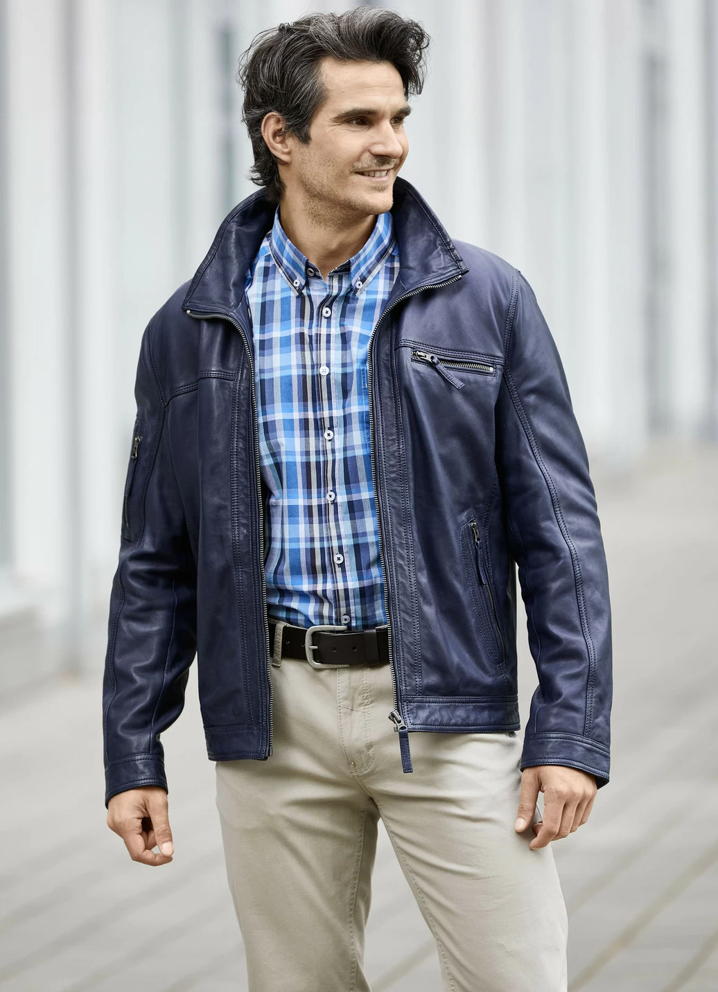 Lederkurzjacke mit verstellbarem Ärmelbund