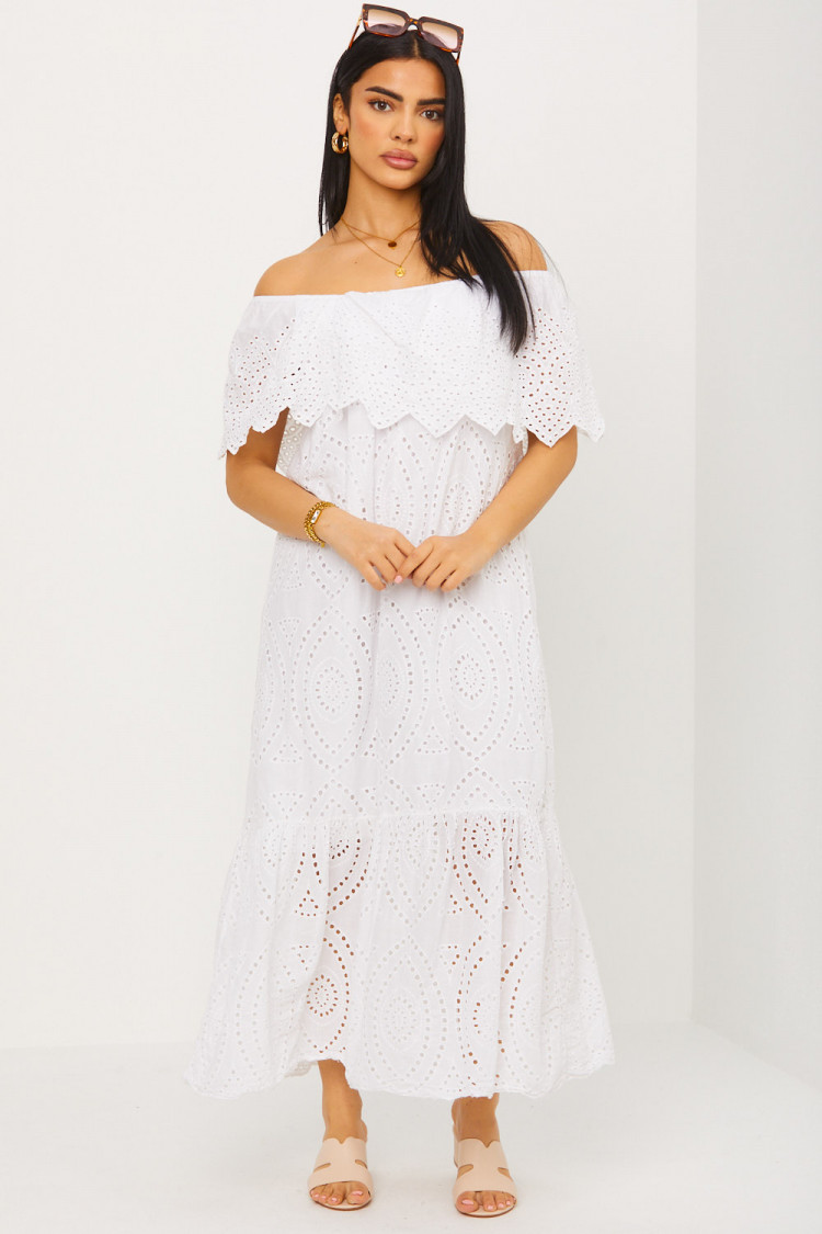 Robe blanche col bardot en crochets