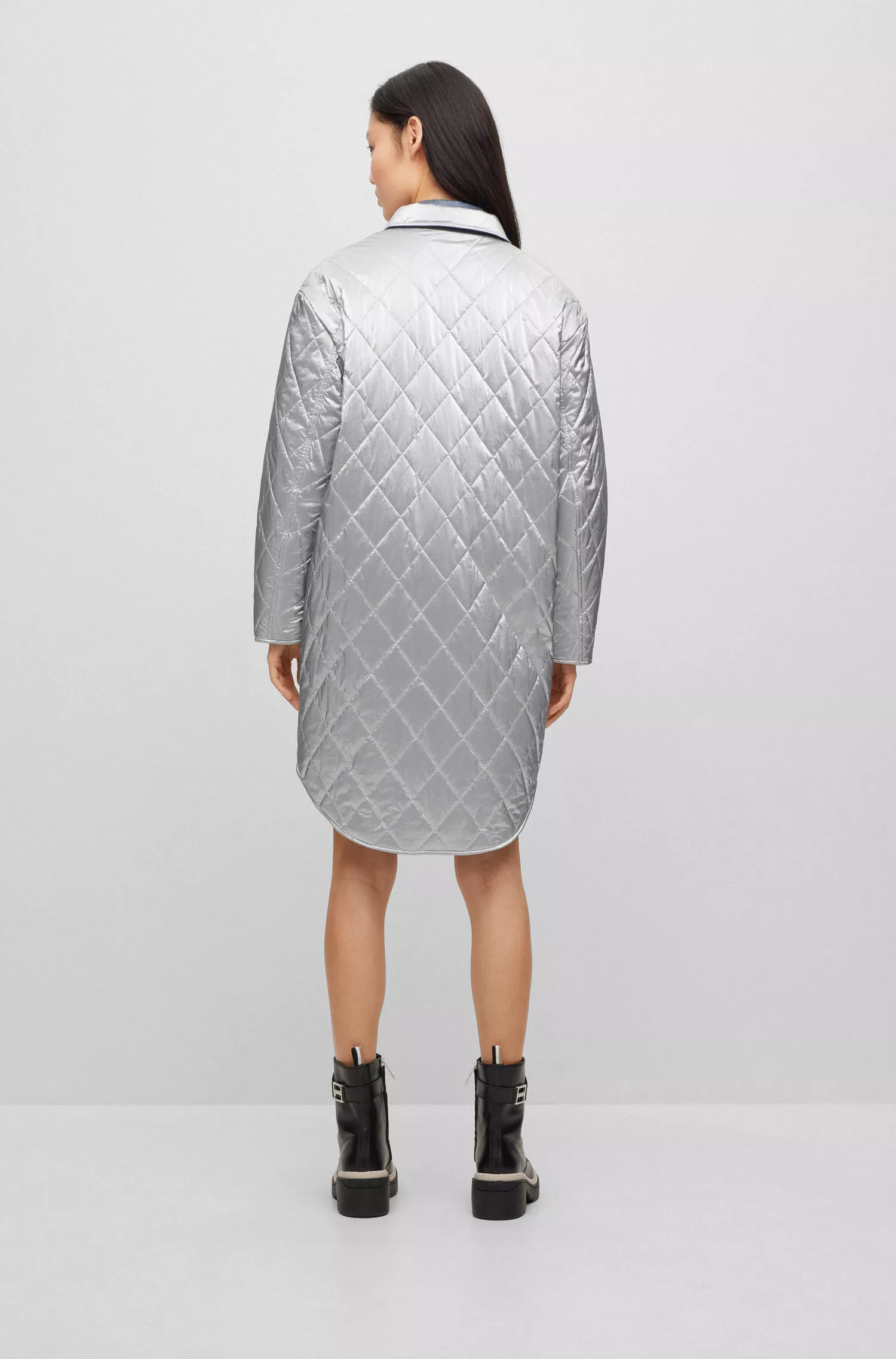 Jaqueta acolchoada reversível BOSS preta com detalhes em jeans e prata.