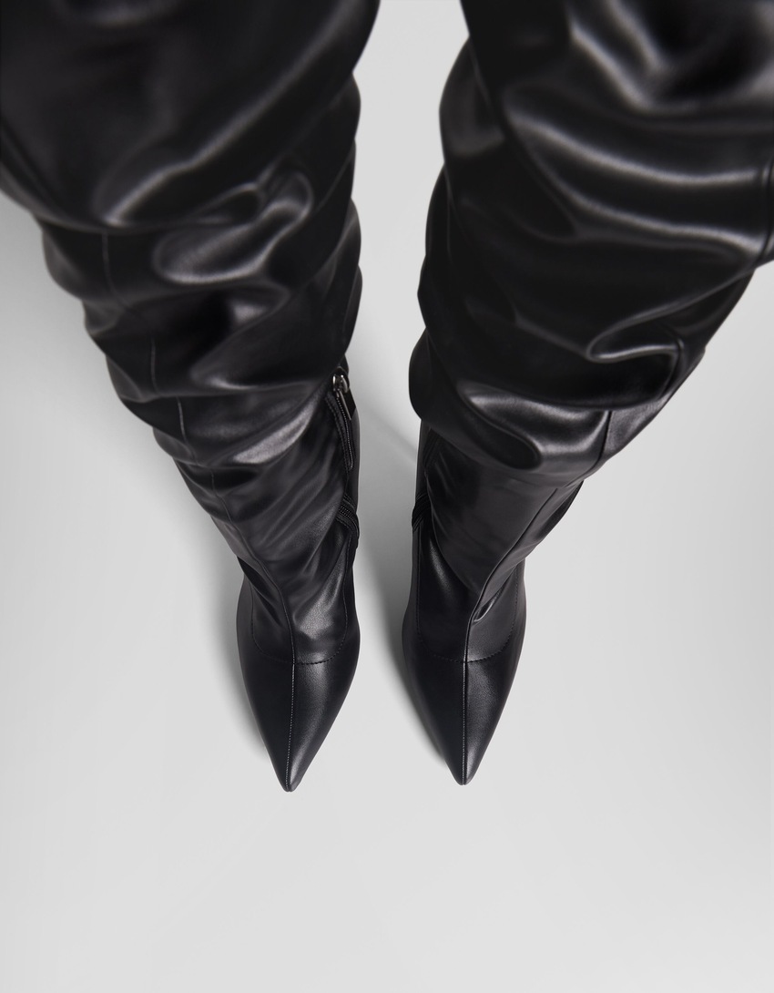 Botas de cano alto folgadas da Generation Bershka com salto agulha.