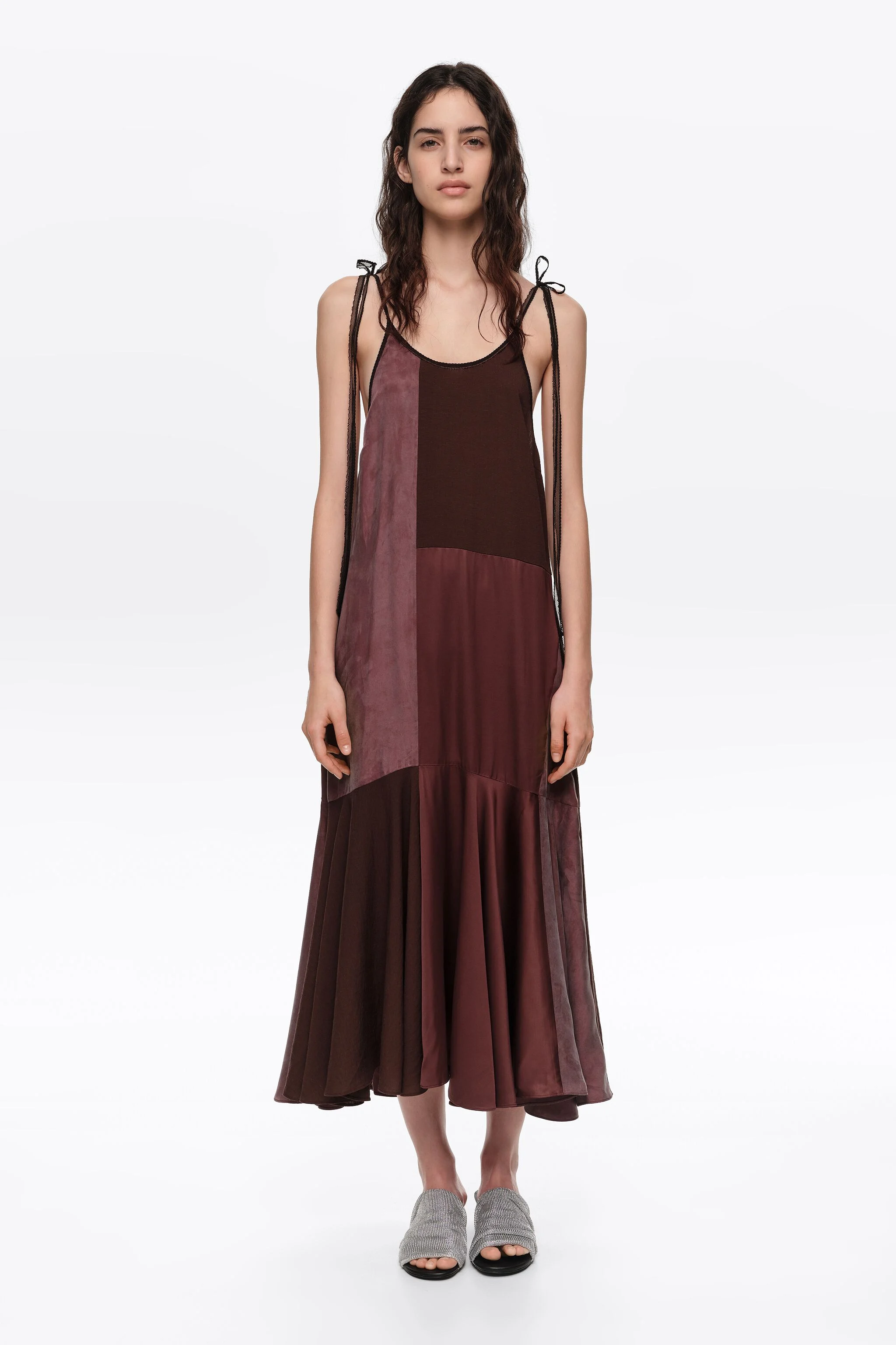 Vestido marrom fluido com alças e patchwork