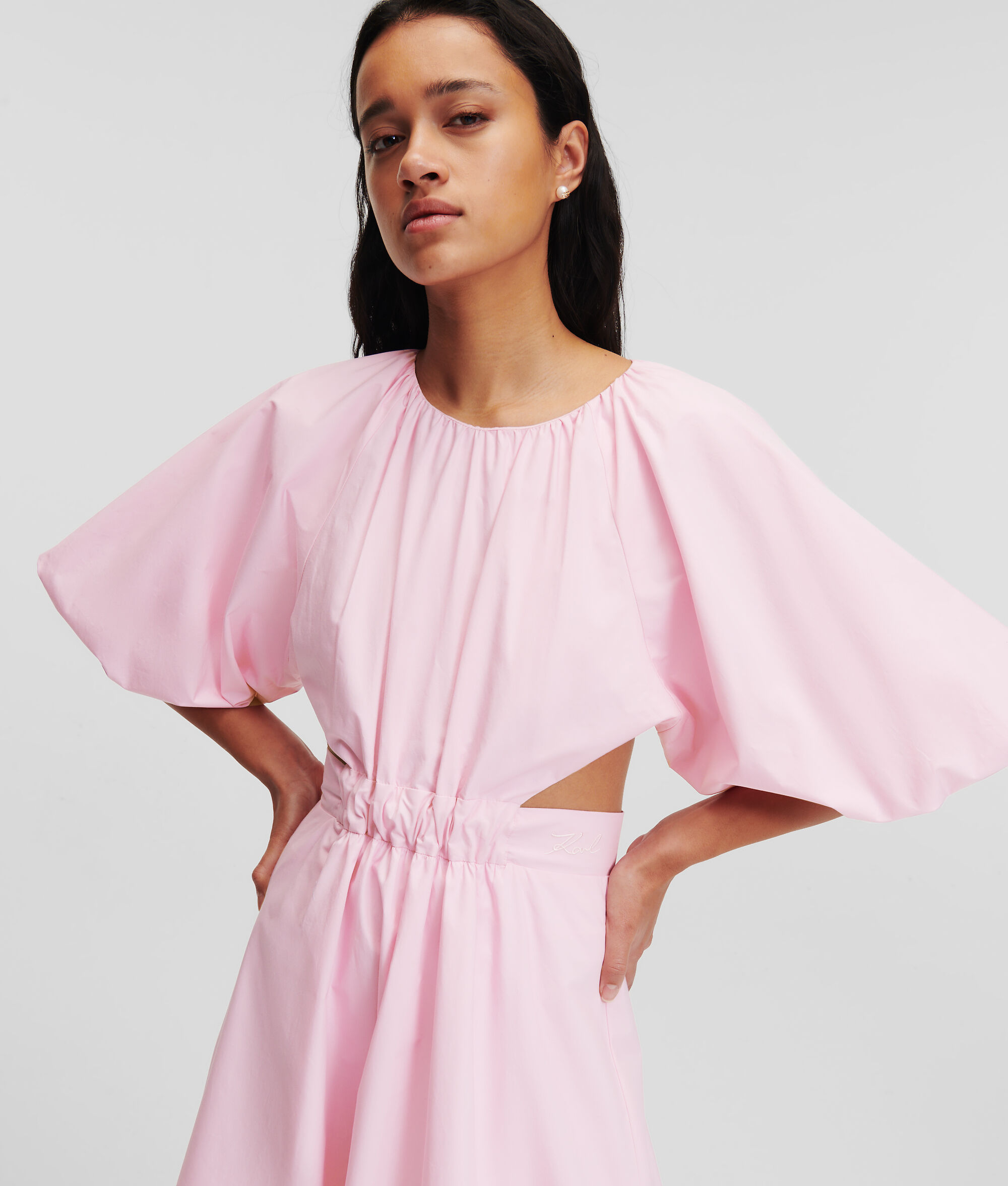 ROBE TRAPÈZE À MANCHES BOUFFANTES