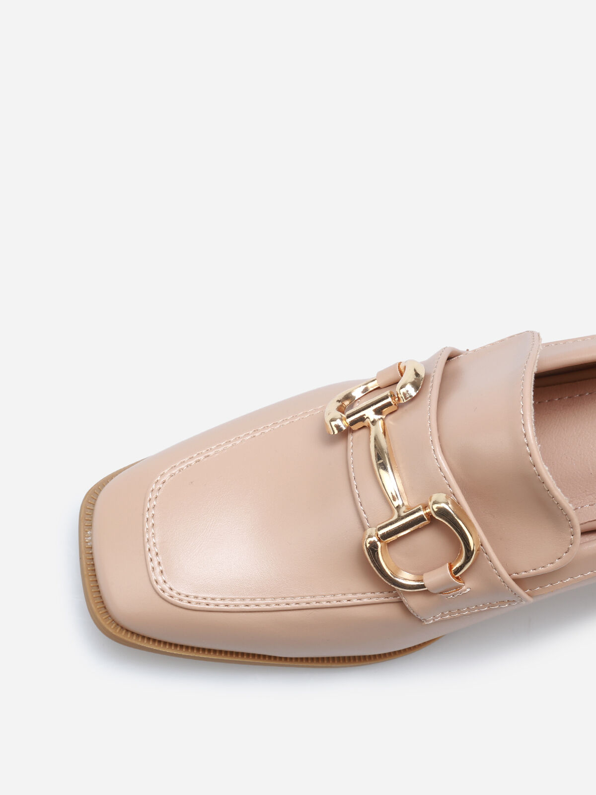 Mocassins à talon avec bout carré et mors doré- Taupe