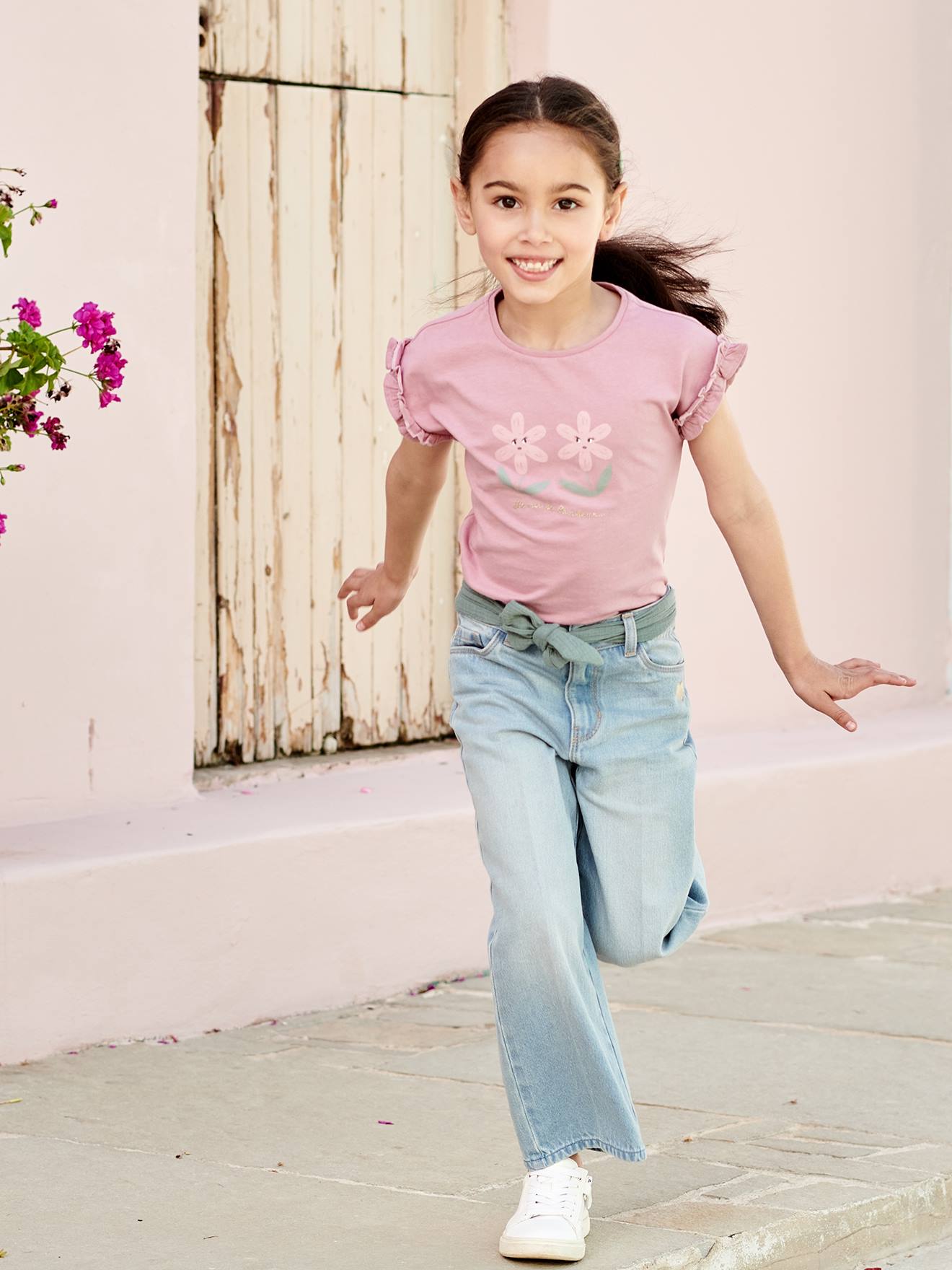 Camiseta infantil bege de manga curta com estampa iridescente e babados.