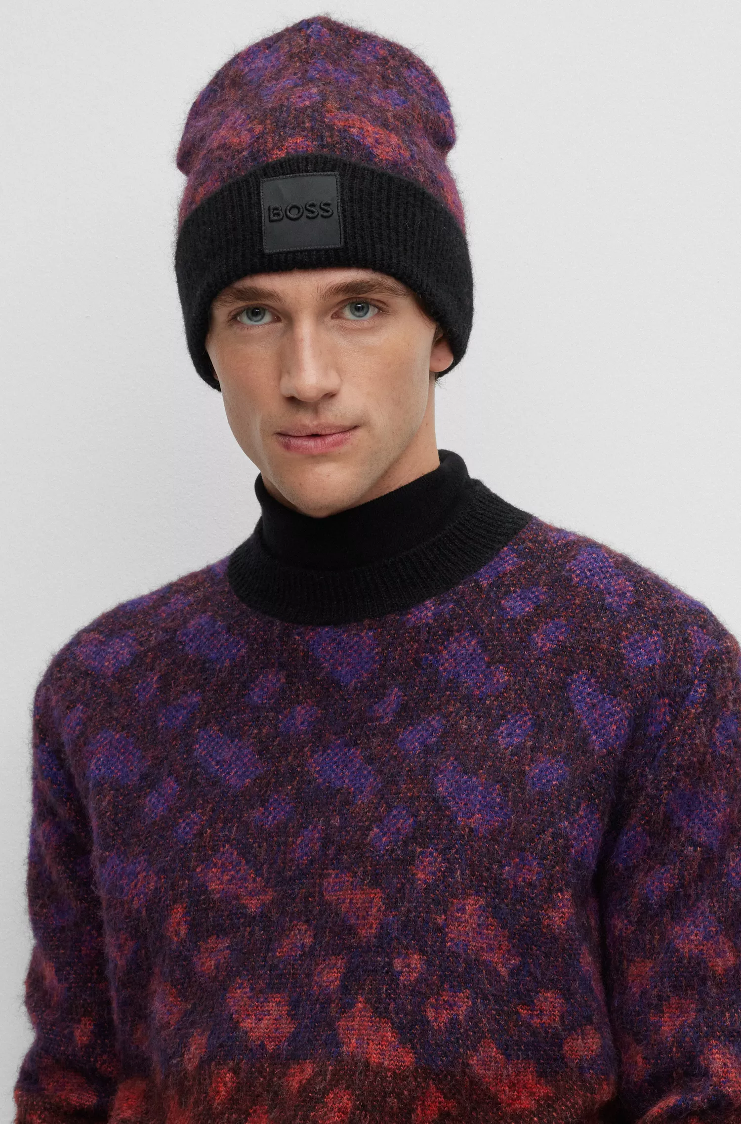 Gorro BOSS preto em tecido escovado com monogramas em degradê.