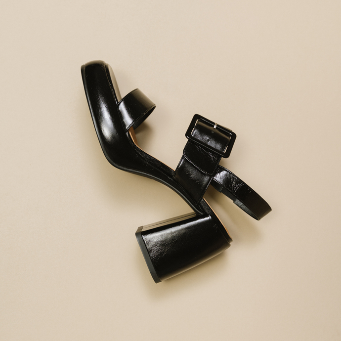 Sandales à bouts carrés et boucles  en cuir brillant noir