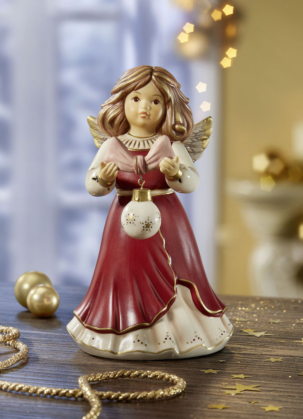 Engel mit Weihnachtsbaumkugel