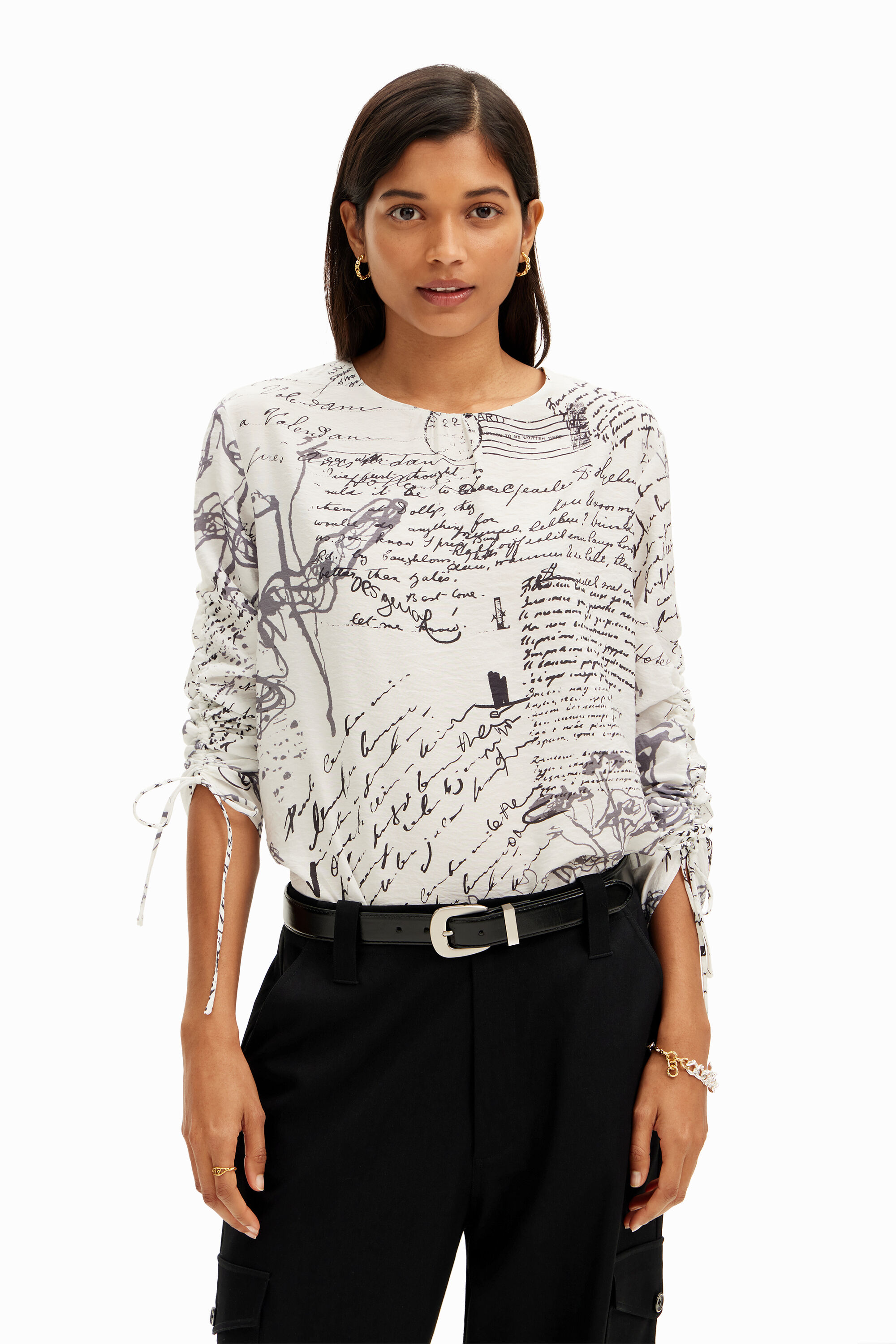 Blusa com estampa e mangas ajustáveis.