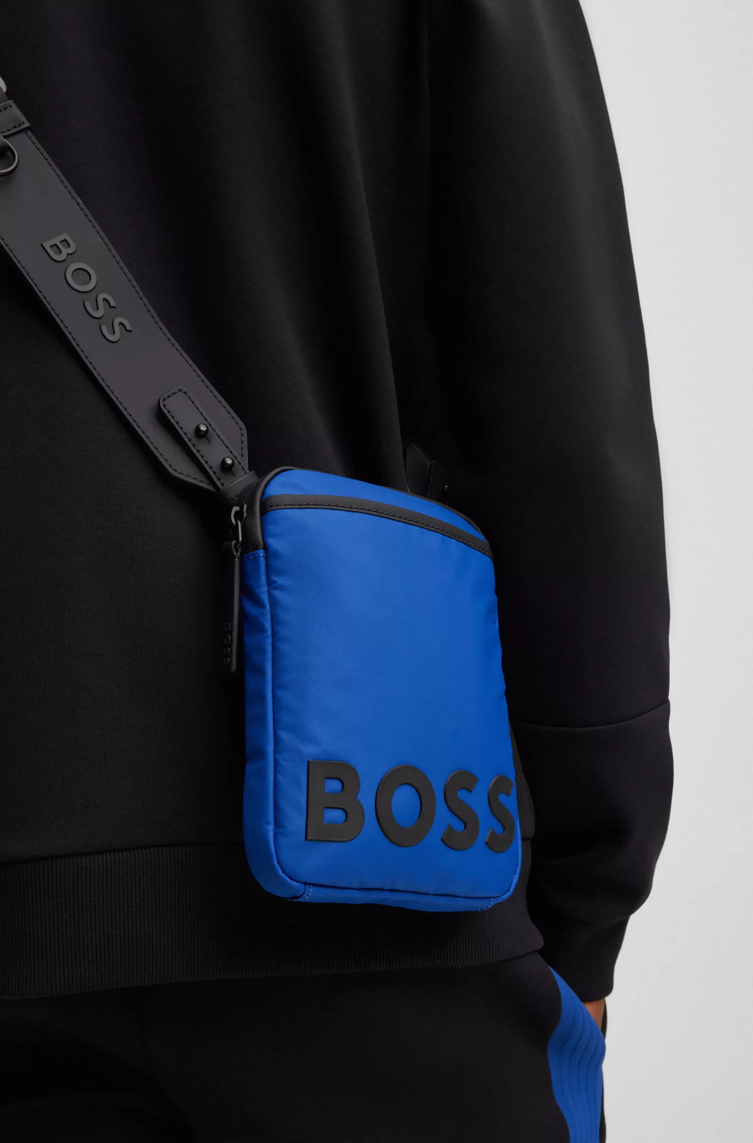 Bolsa para repórter BOSS em material revestido preto com detalhe do logotipo