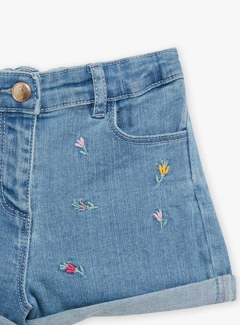 Short en jean bleu à motif fleurs