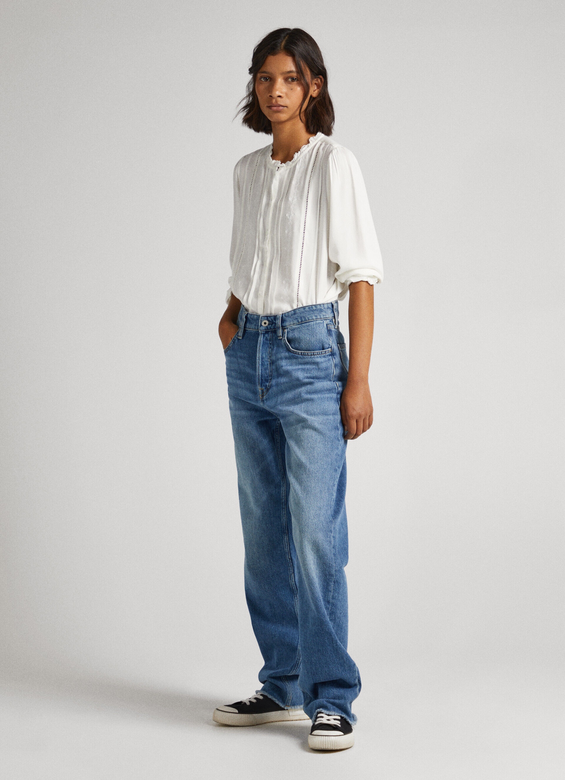 Blusa bordada com corte romântico - branco mousse