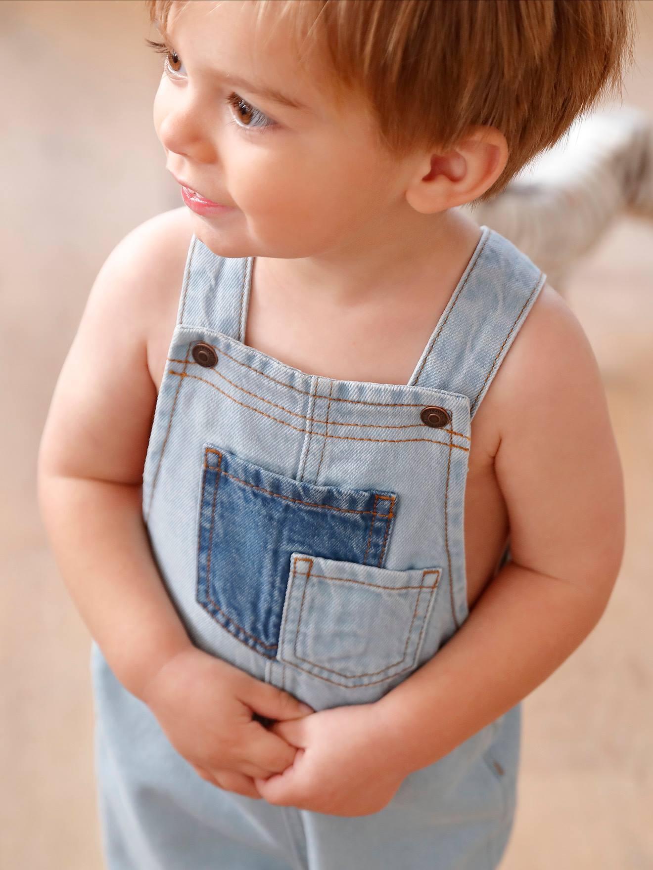 Jardineira jeans com bolsos contrastantes para bebê, jeans desbotado