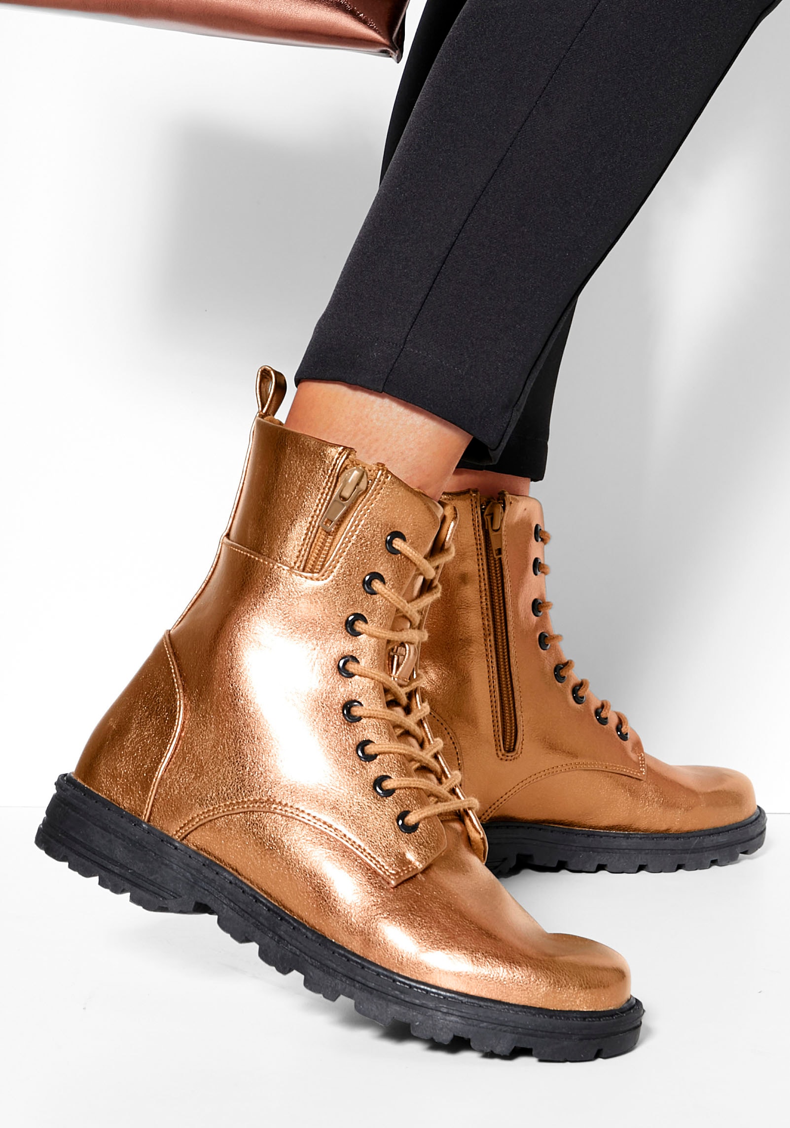 LASCANA Stiefelette  im angesagten Metallic-Look, Stiefel, Boots VEGAN