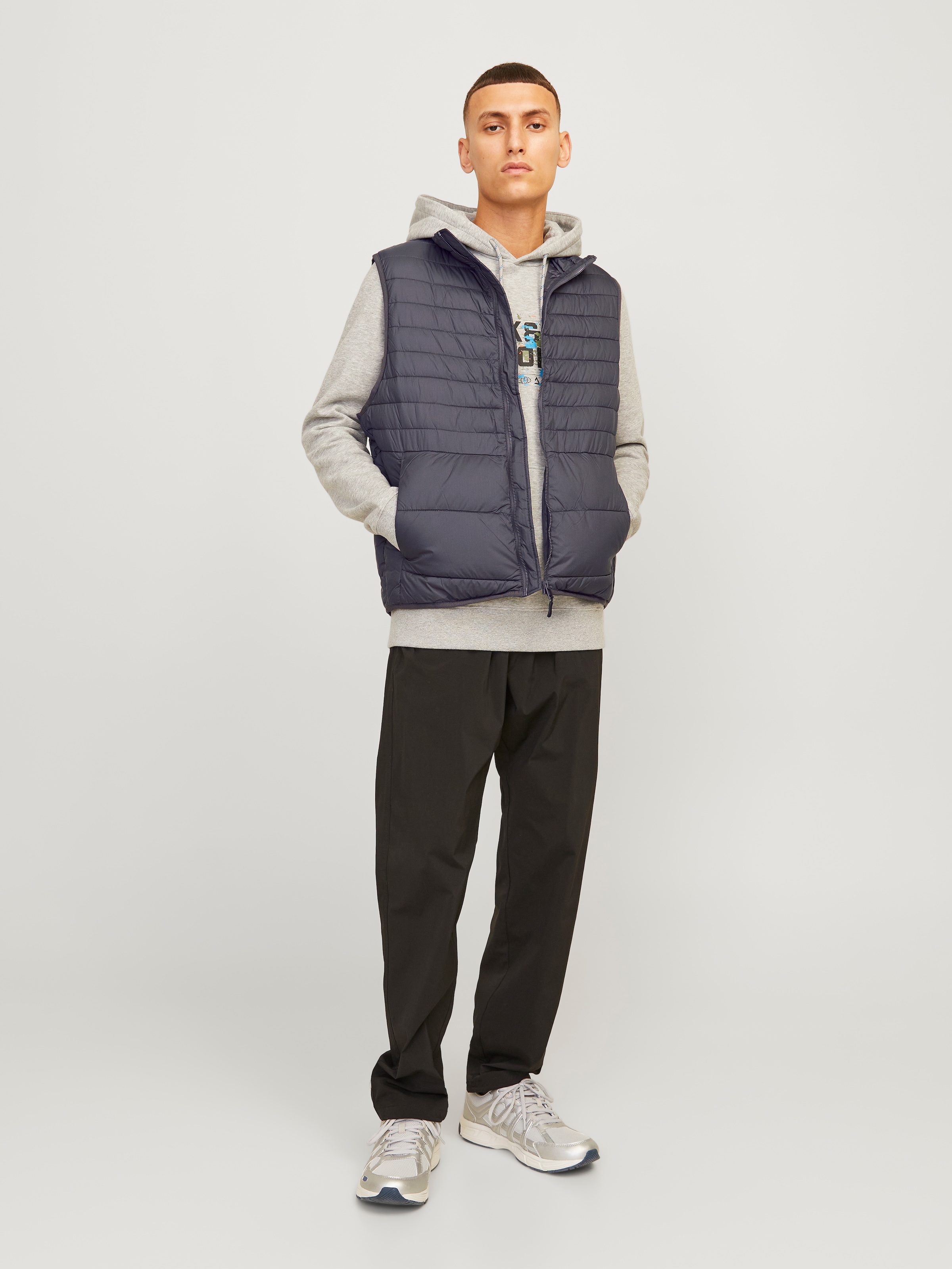 Jack & Jones Steppweste »JJESTATE  Praktische Weste mit Beutel, ideal für unterwegs«, unifarben, modisch, regular fit, Polyester