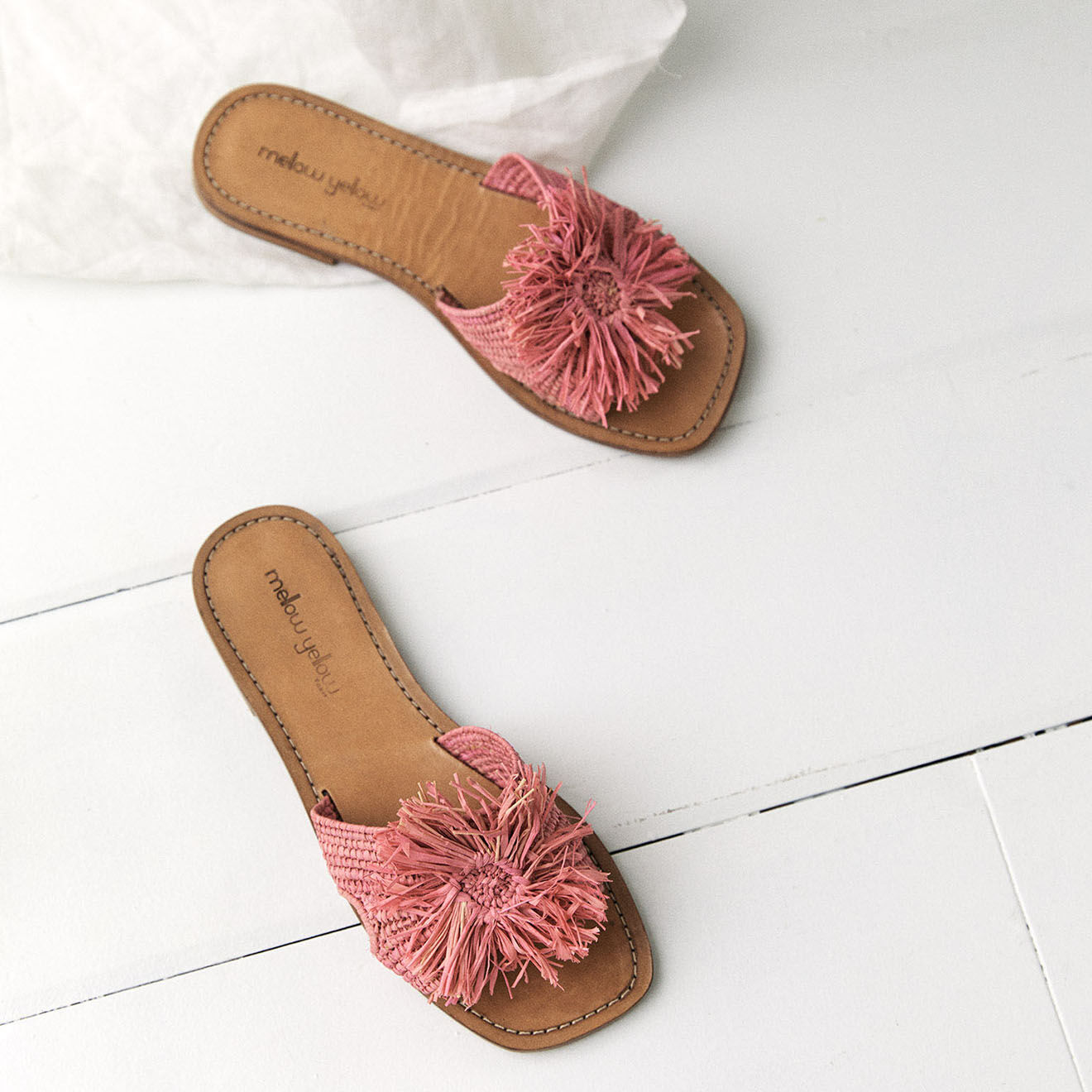 Mellow Yellow Mules en Raphia Thea roses