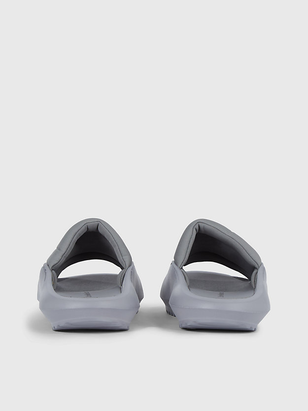 Chinelo com logotipo híbrido