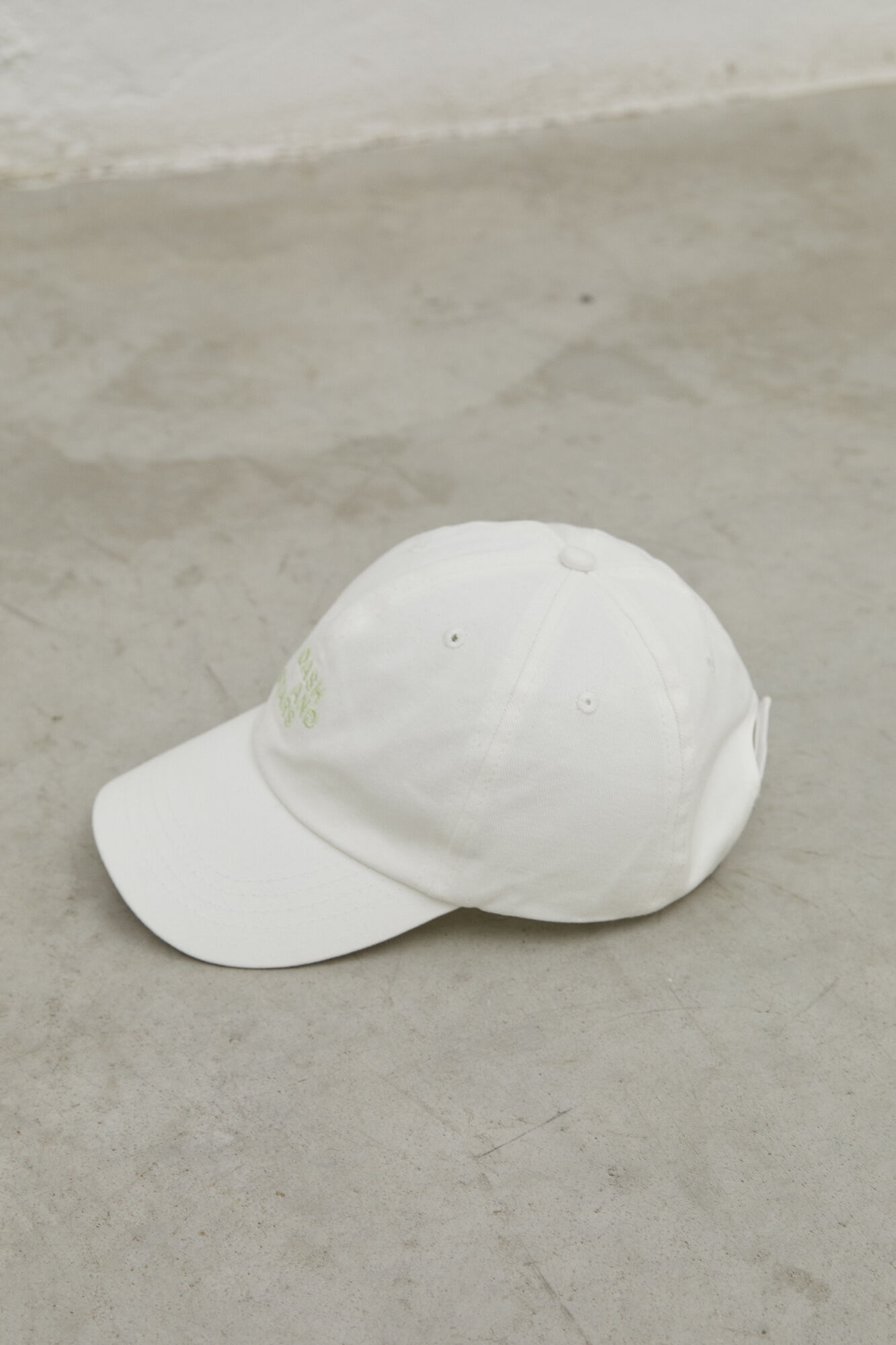 Boné branco com logotipo bordado - bege