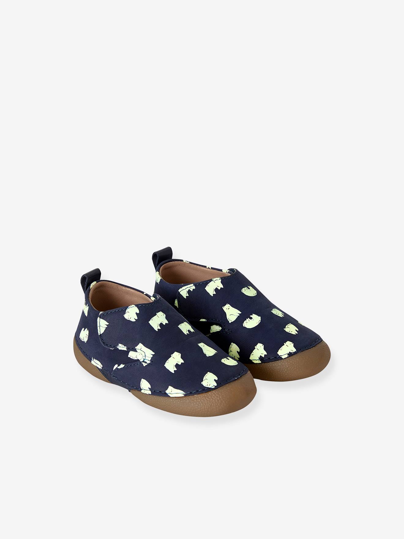 Pantufas de couro para uso doméstico com fecho de velcro, com detalhes em estampa fluorescente azul-escura.