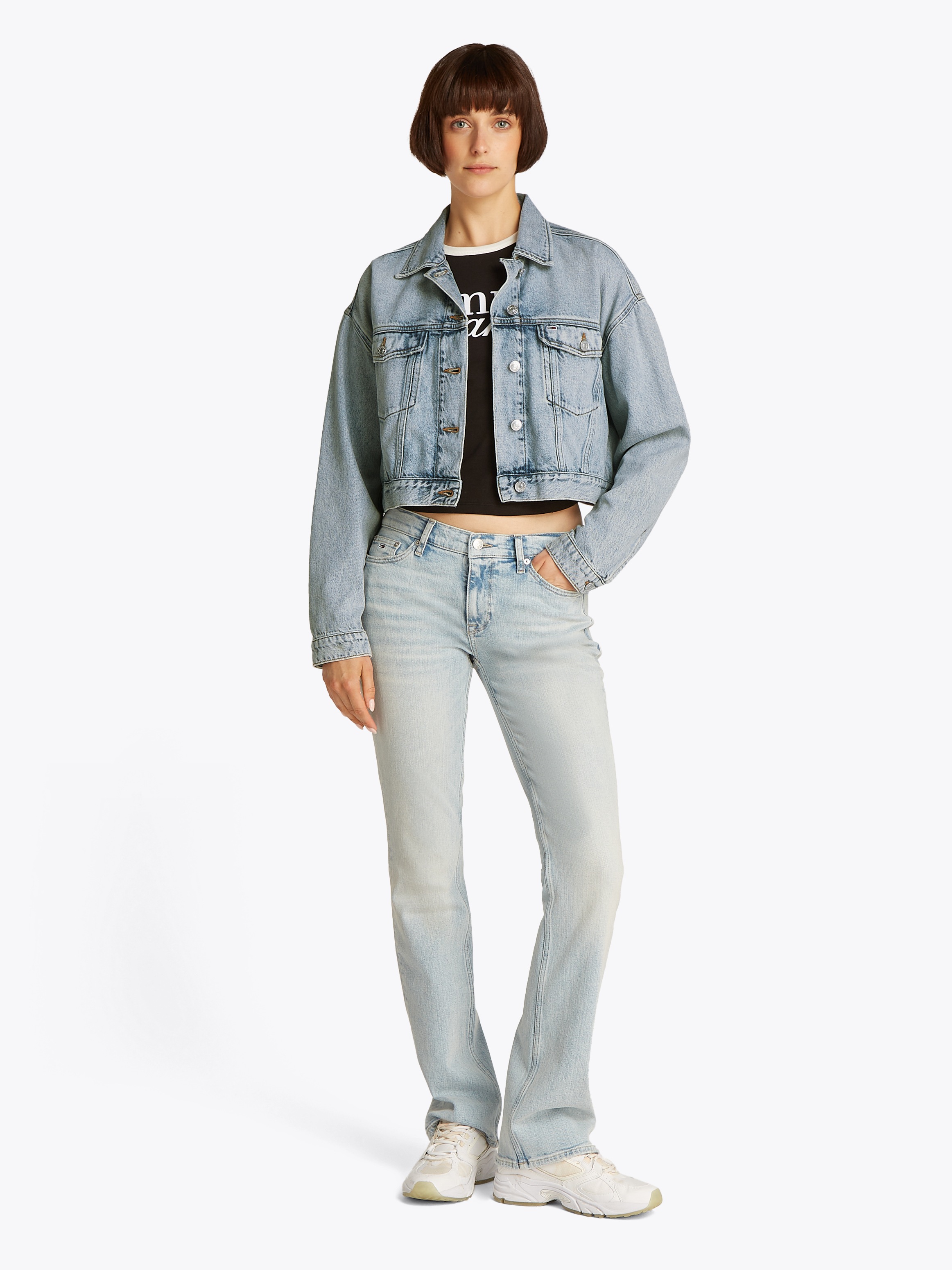 Tommy Jeans Jeansjacke »OVSZ CROP TRUCKER JACKET BI6012« mit kurzem Schnitt, in blauer Waschung, mit Brusttaschen