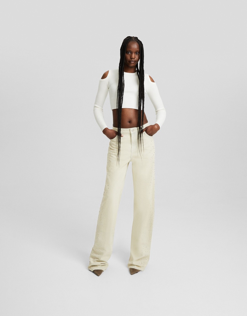 calça jeans larga com strass e efeito desbotado