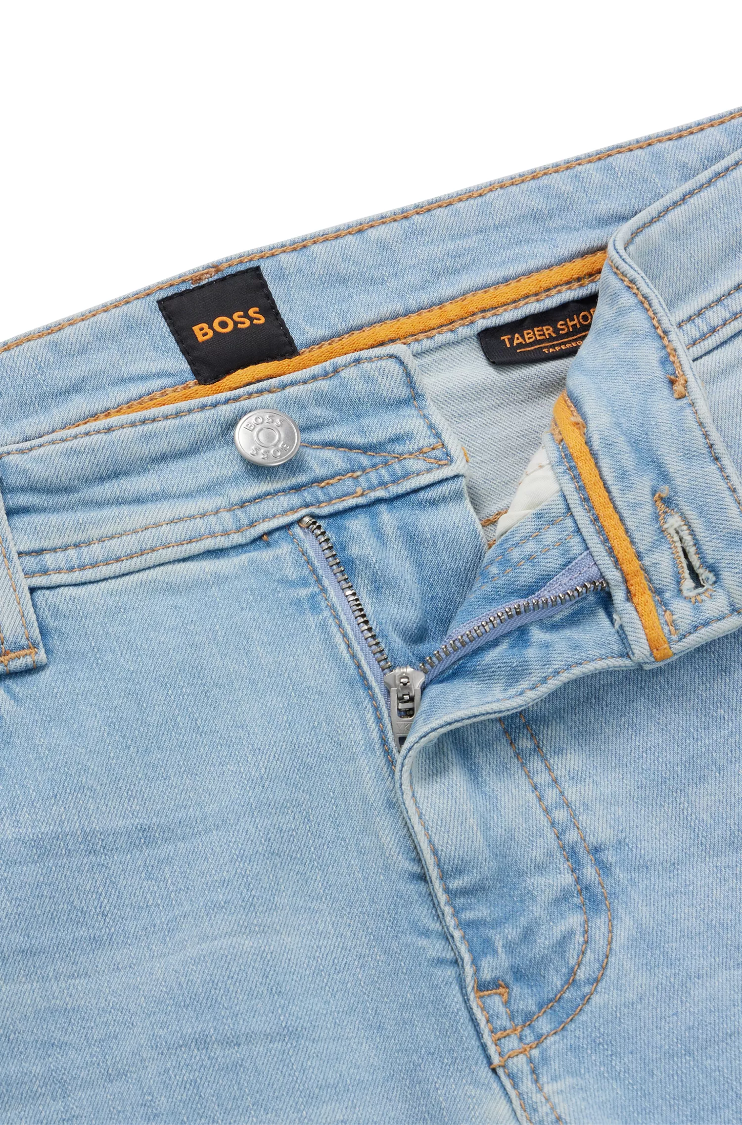 Shorts BOSS laranja com modelagem afunilada em jeans elástico para maior conforto.