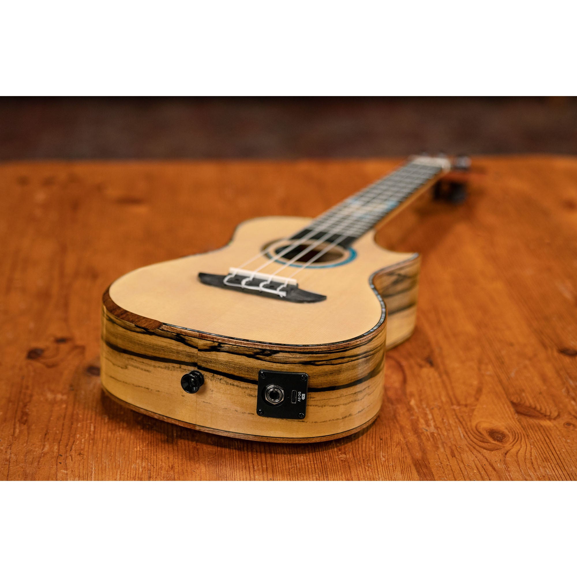 Ortega The Private Room EAGLESUITE-U Concert Ukulele E/A concert ukelele met gigbag