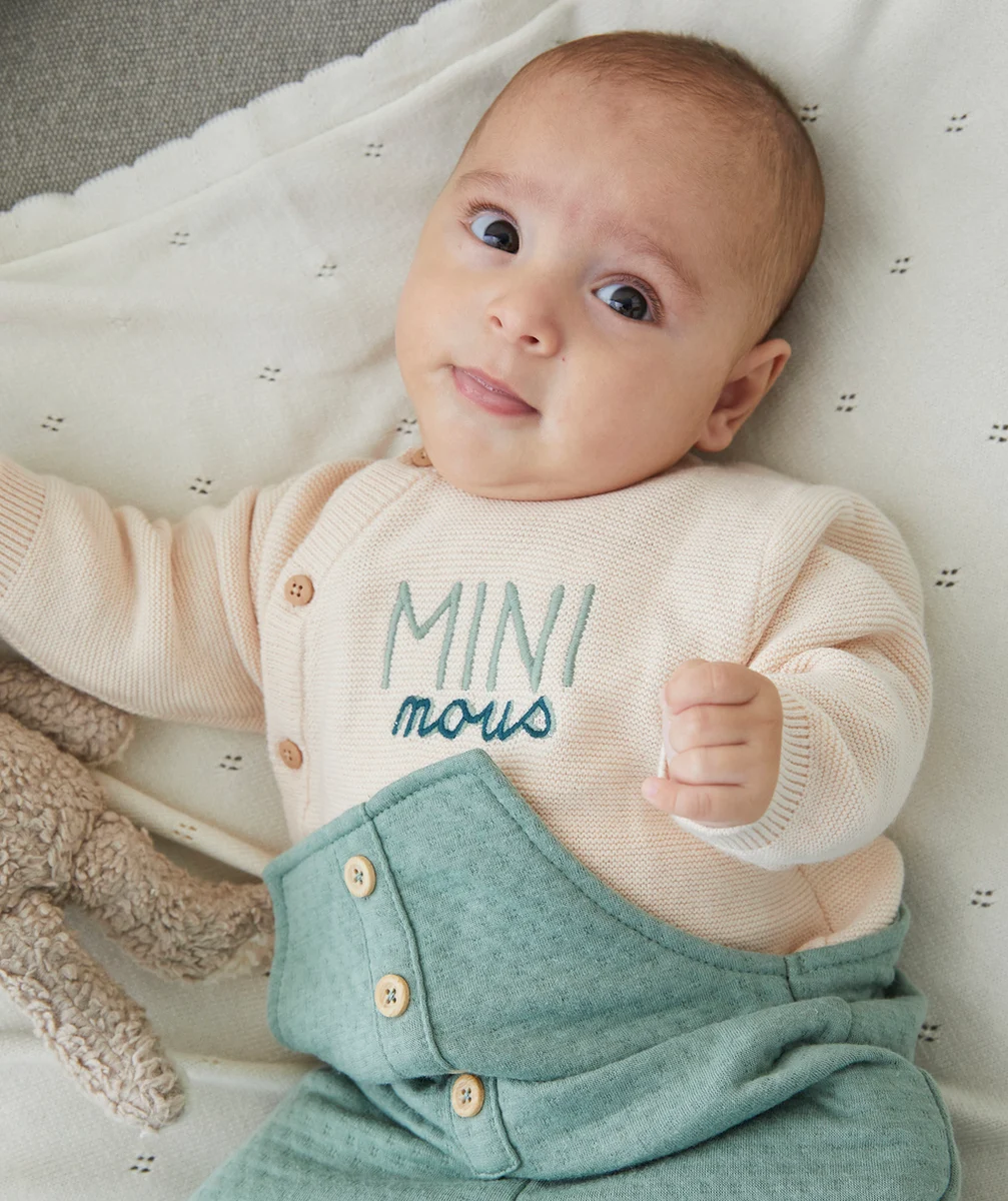 PULL BÉBÉ EN MAILLE BEIGE AVEC MESSAGE BRODÉ VERT