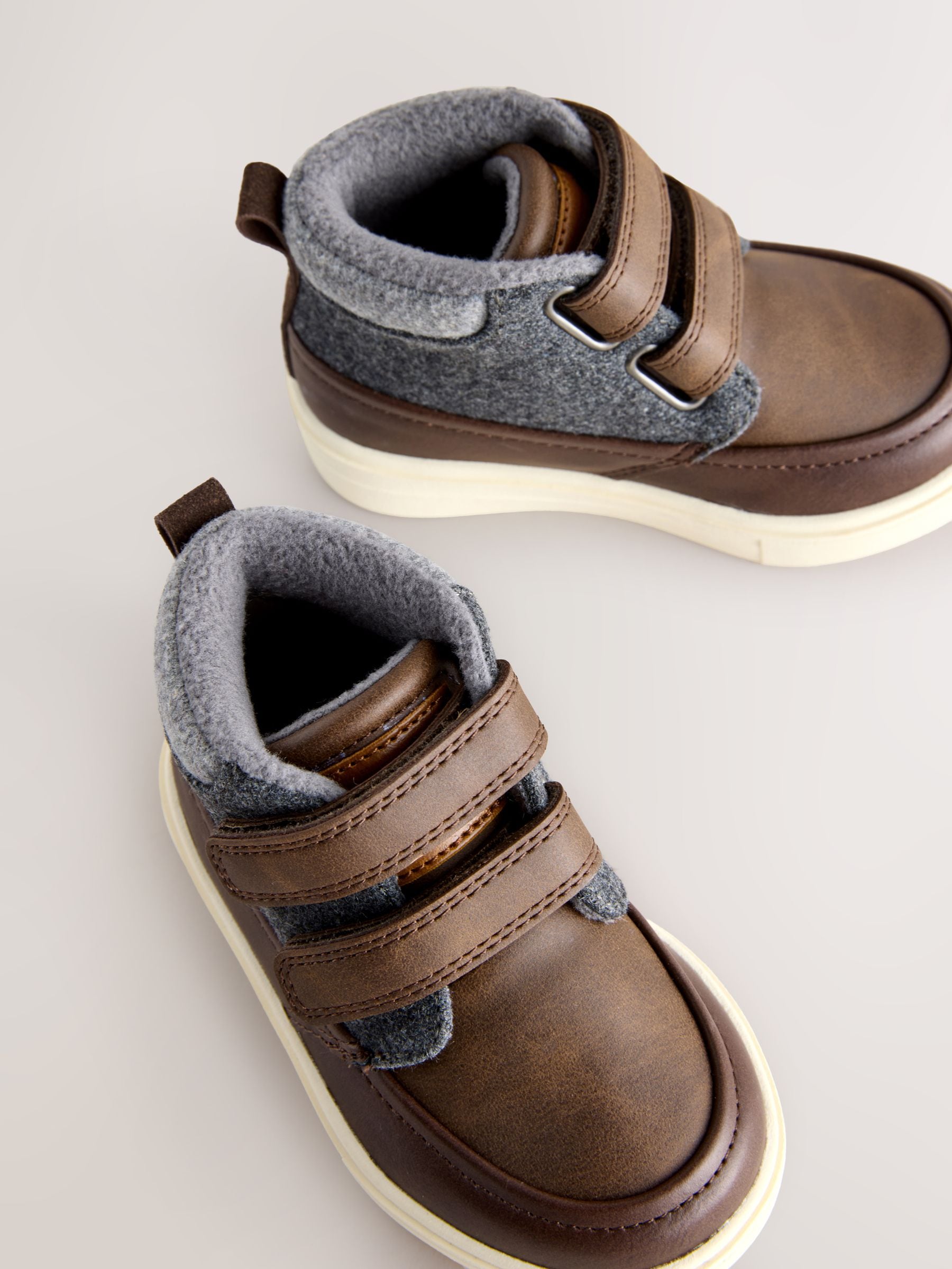 Chocoladebruin - Hoge schoenen met klittenbandsluiting