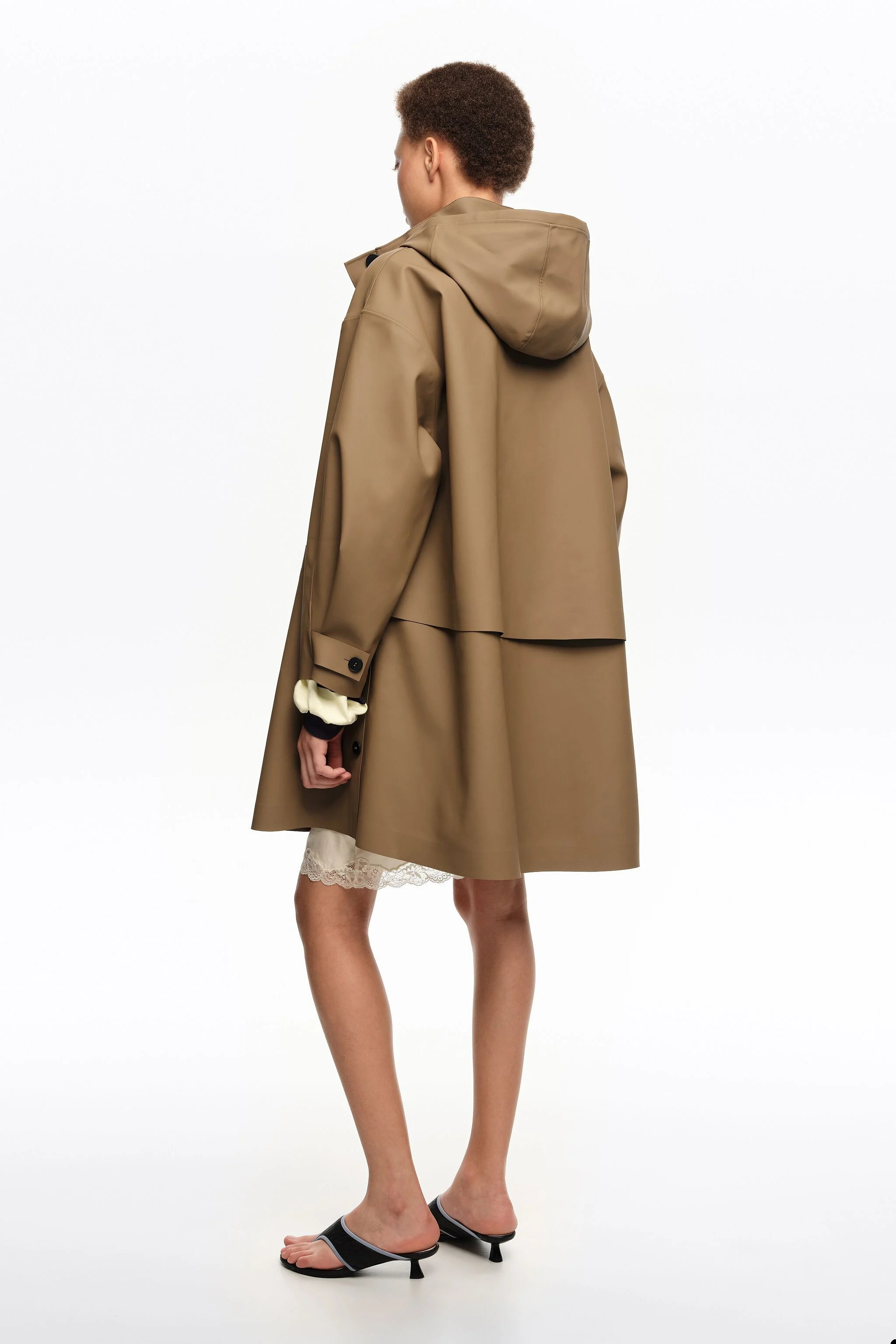 Trench coat A-line emborrachado cor camelo escuro