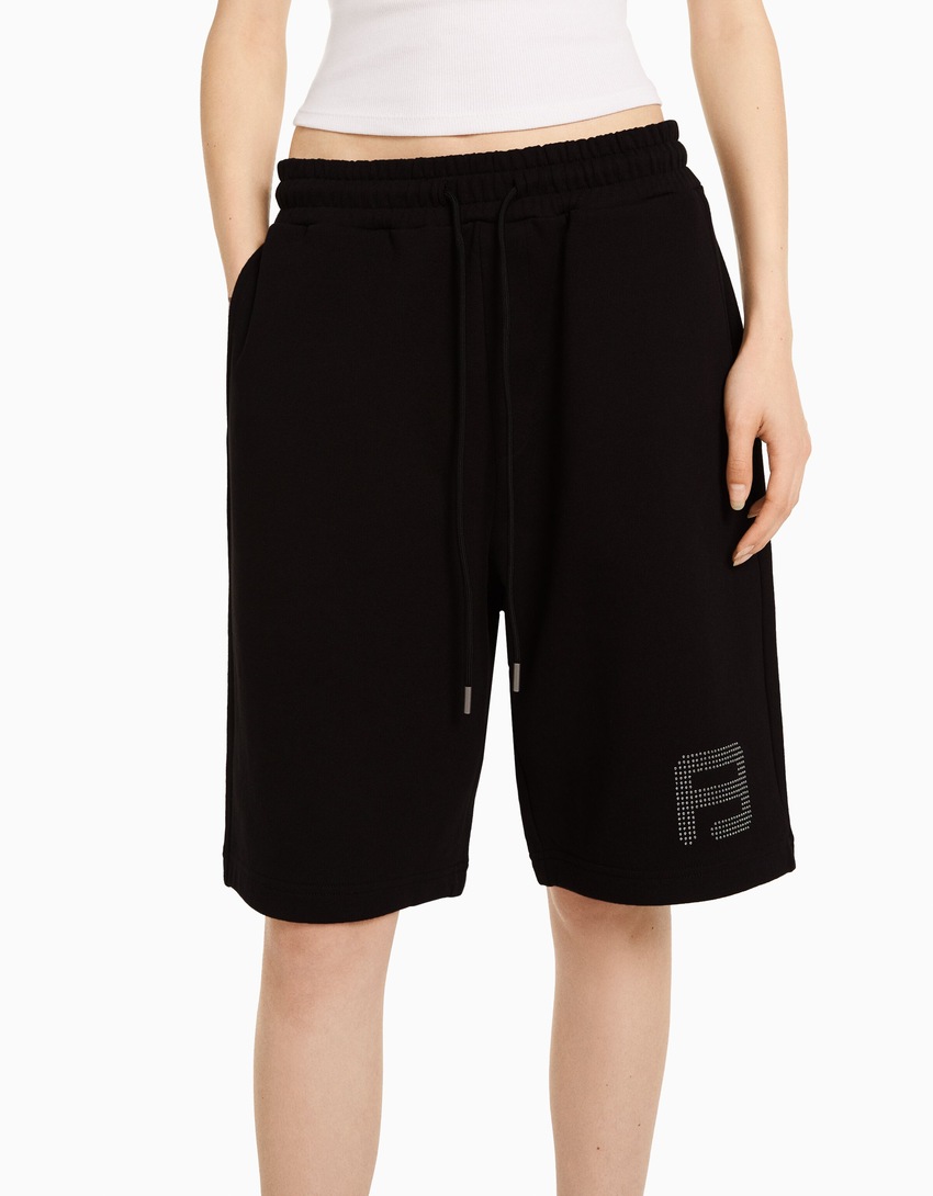 Bermuda de pelúcia BERSHKA com BIZARRAP e strass.