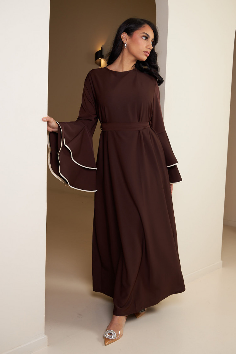 Robe marron ceinturée à manches à volants