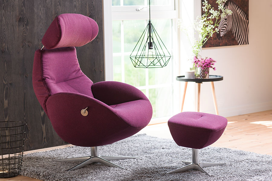 Globe lenestol Tekstil Facet 57 aubergine og aluminium understell med svingretur.