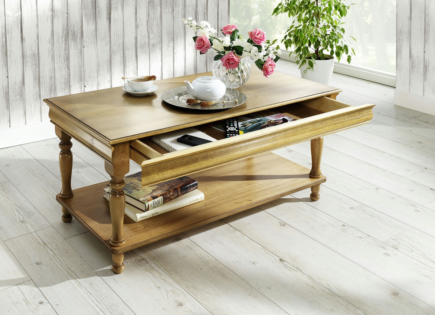 Couchtisch aus teilmassivem Holz