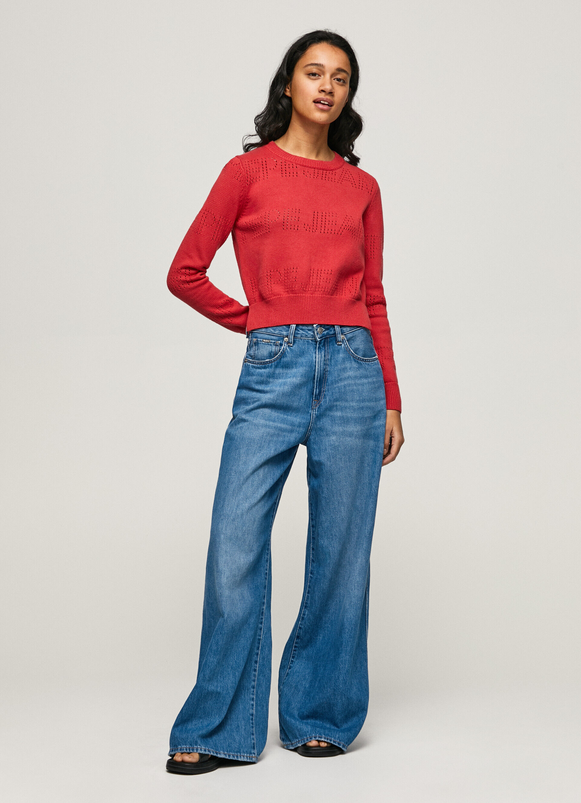 Malha de algodão com detalhes vazados - vermelho estúdio