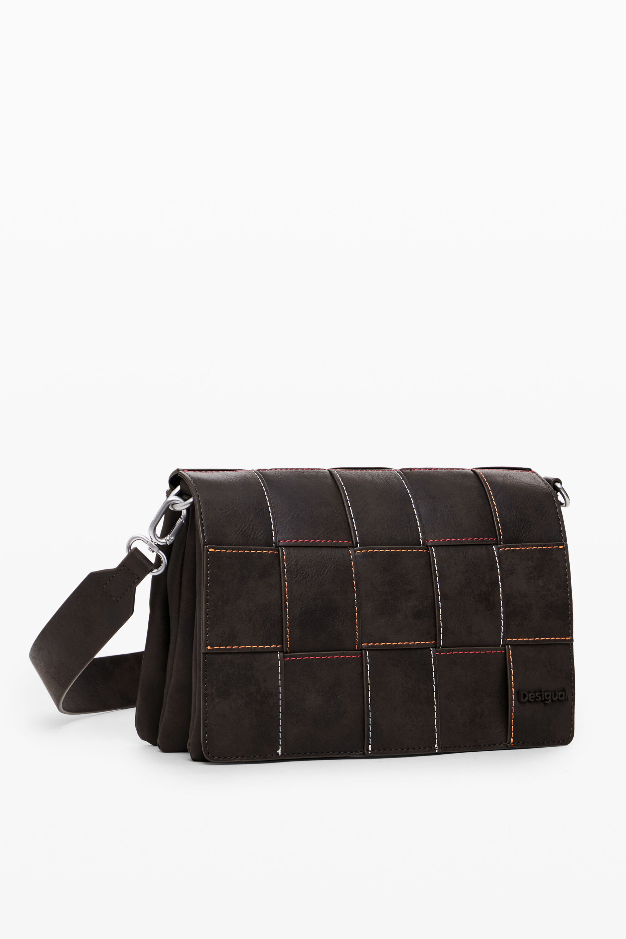 Bolsa trançada com efeito de couro