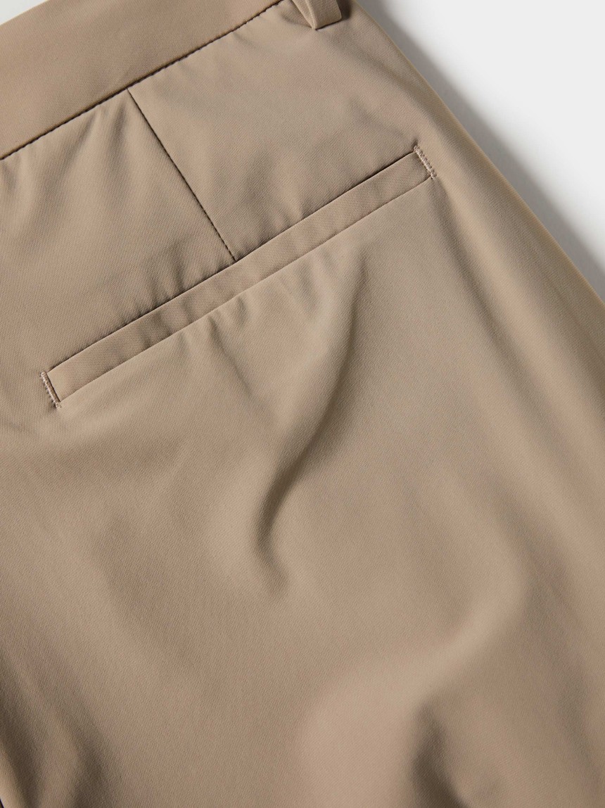 Calças chino slim fit em tecido técnico