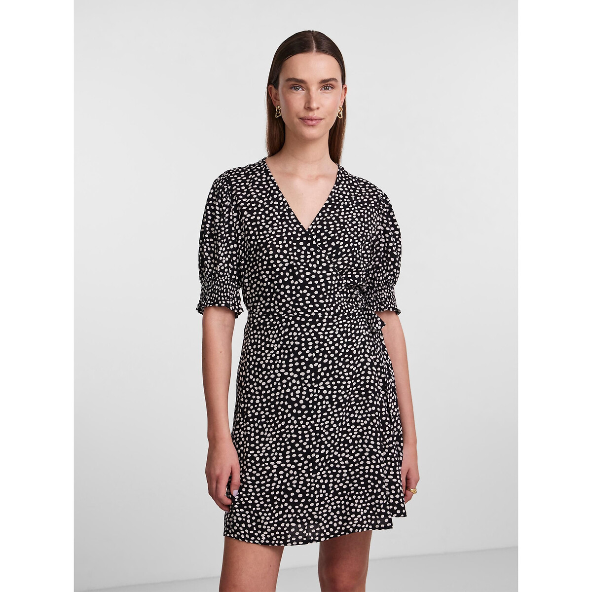 PEÇAS<br>Vestido envelope com bolinhas