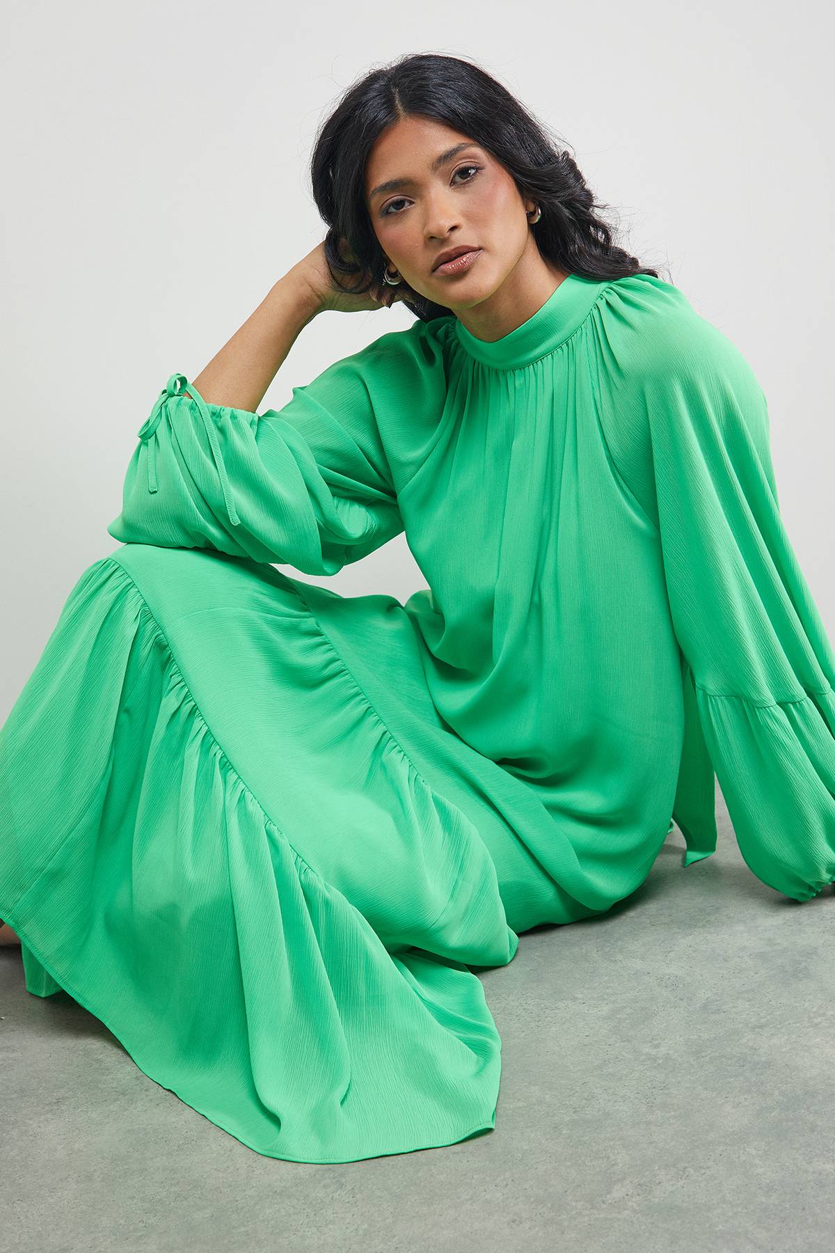 Warehouse Robe Midi Smock à Col Haut Étagé Tony Chiffon