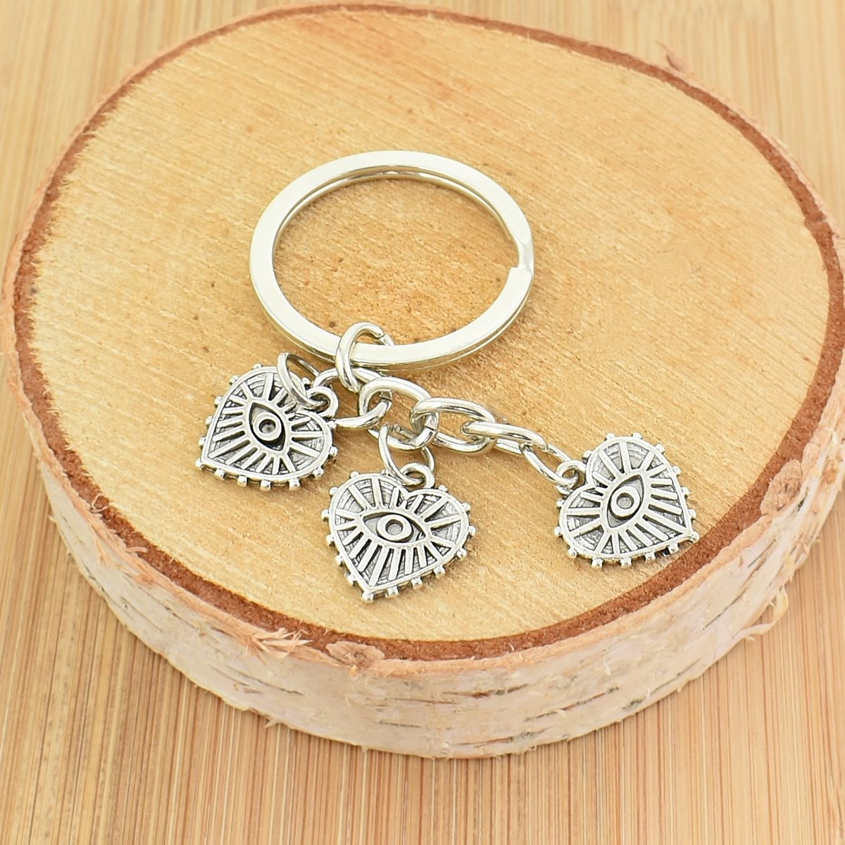 Porte-clés 3 pendentifs oeil dans un coeur argenté