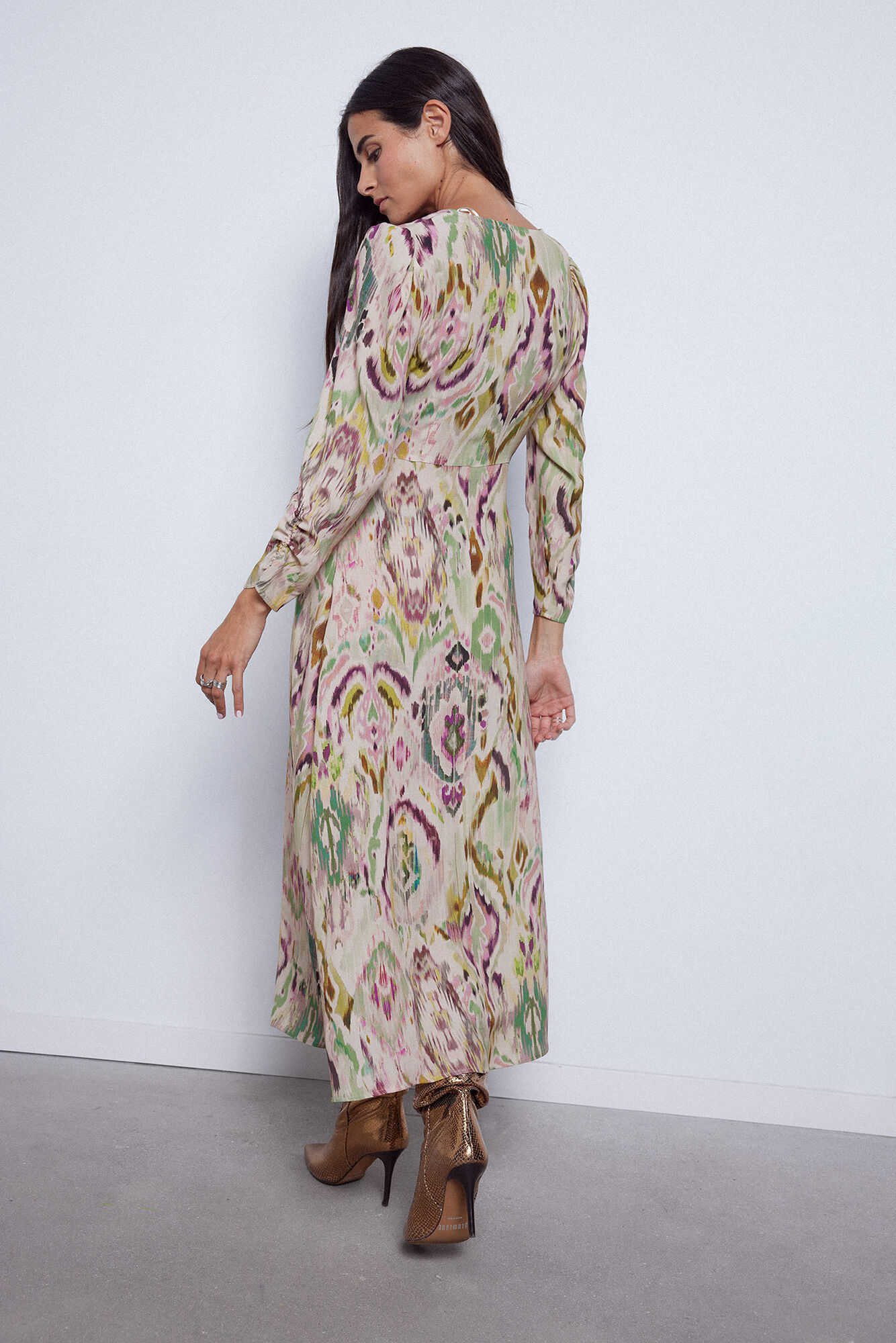 Vestido estampado com decote em V
