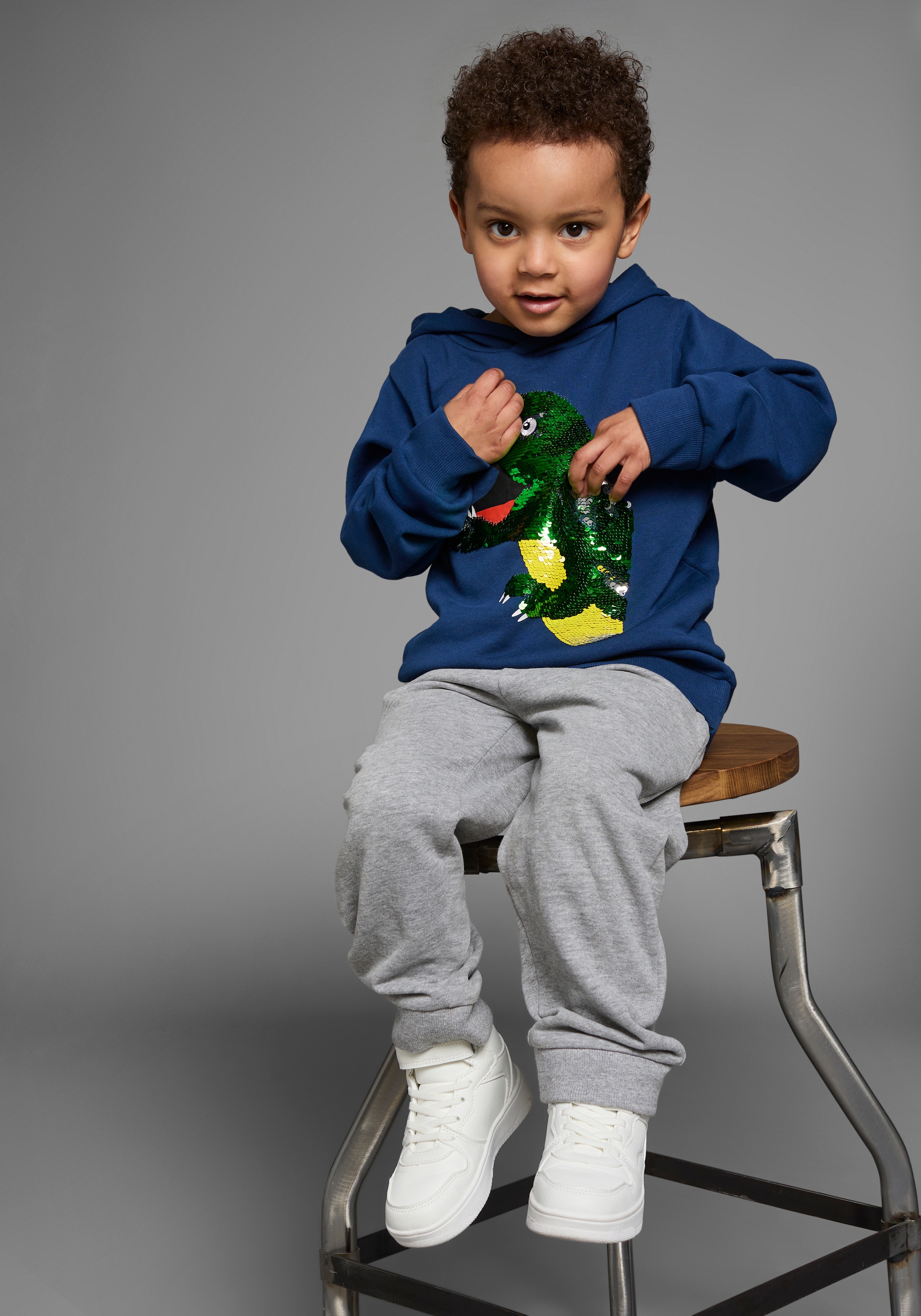 KIDSWORLD Kapuzensweatshirt »mit tollem Dino aus Wendepailletten«, Langarm,  Basic-Passform,  bedruckt,  aus  Baumwolle