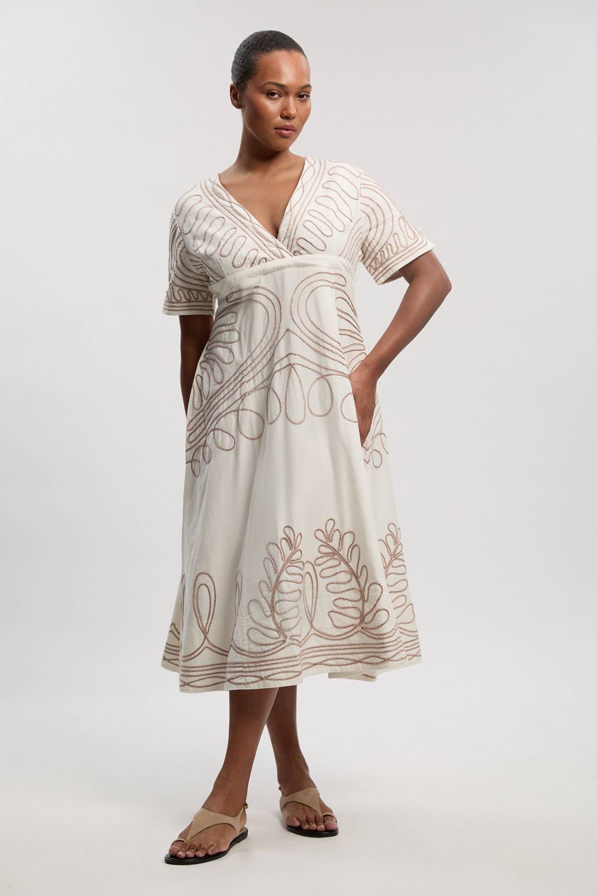 KarenMillen Robe Mi-Longue Tissée Grande Taille en Coton Lin avec Broderie Cornelli et Dos Ouvert