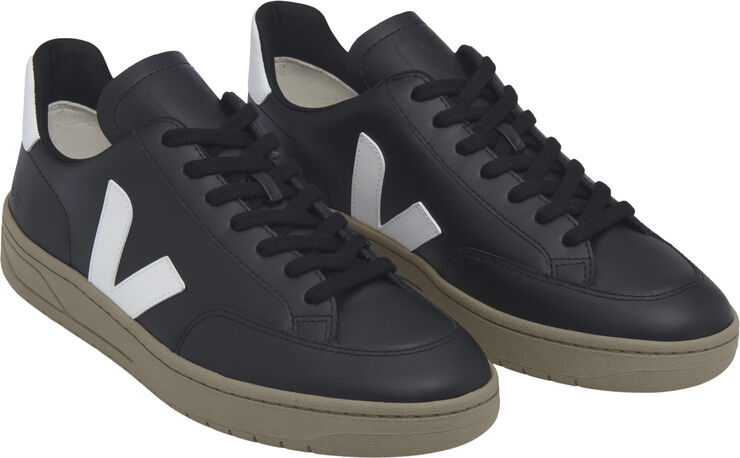 Veja V-12 Black_white_dune