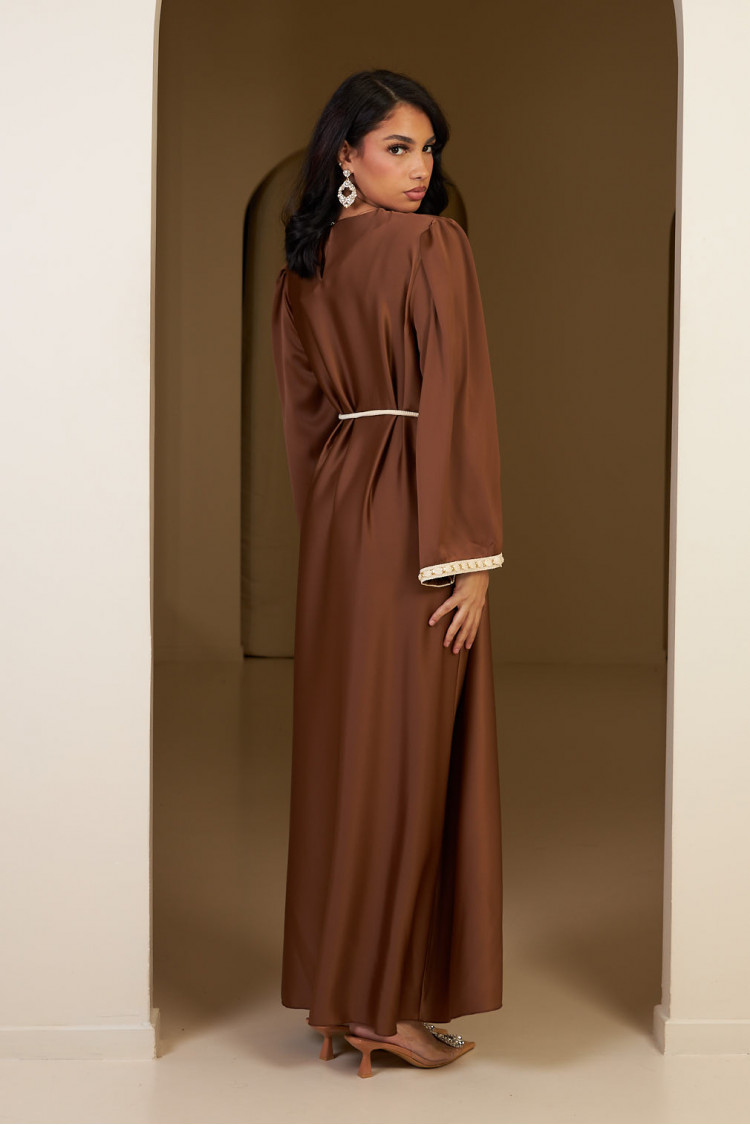 Robe marron ceinturée à ceinture pompom