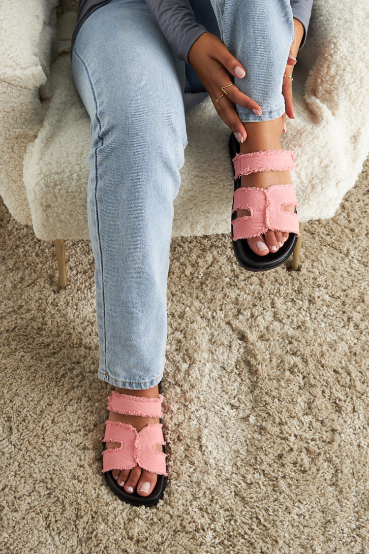 Sandale a double boucle en tissu effiloché rose