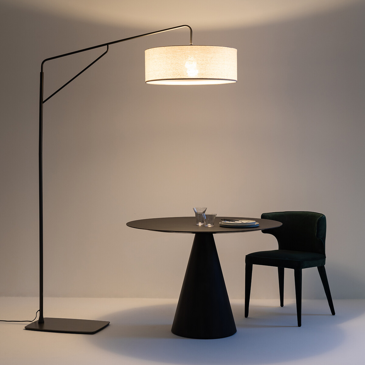 AM.PM<br>Luminária de chão arqueada em metal, ferro e linho, Cinqua