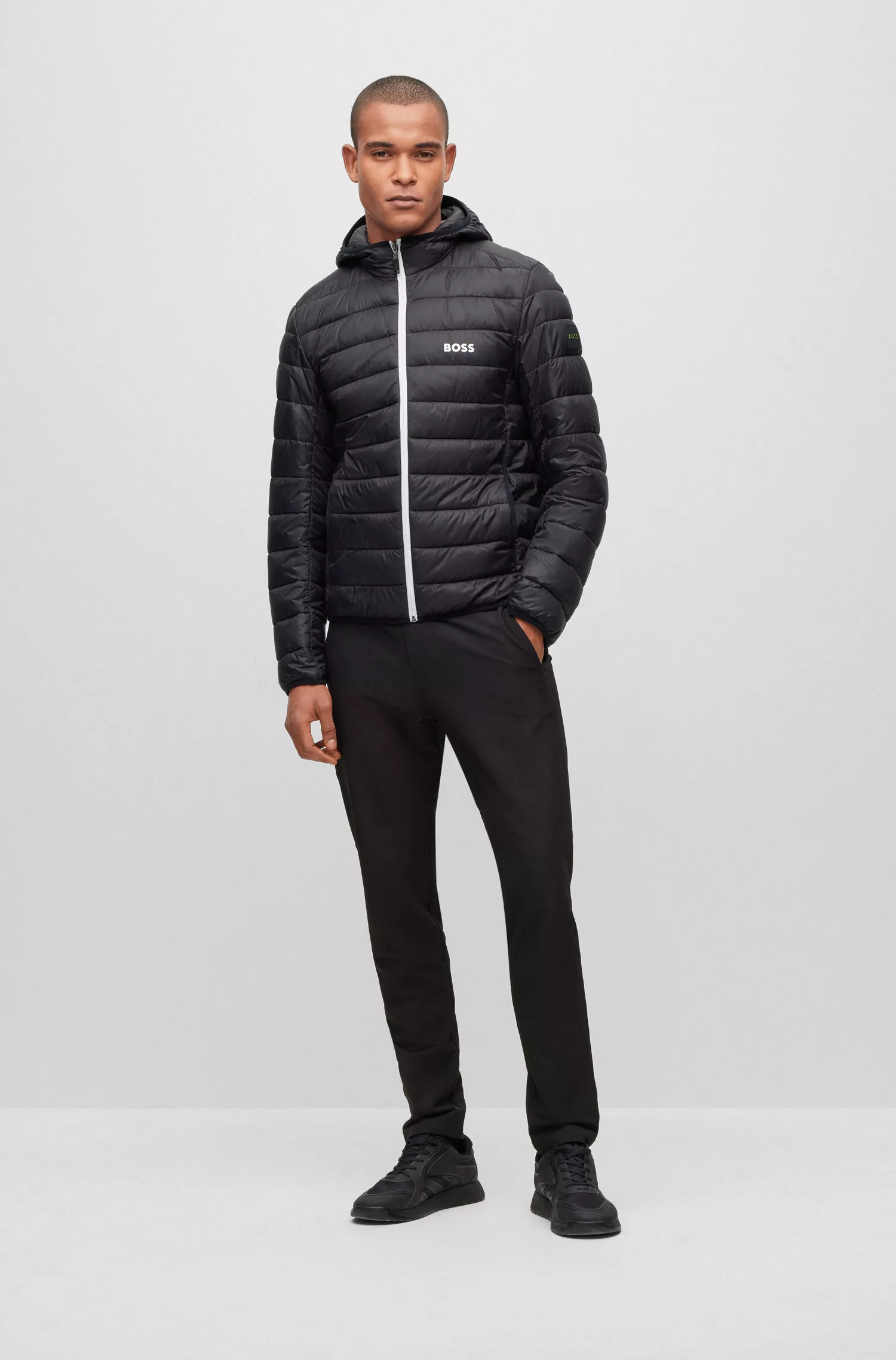 Jaqueta puffer verde-água da BOSS com detalhes da marca.