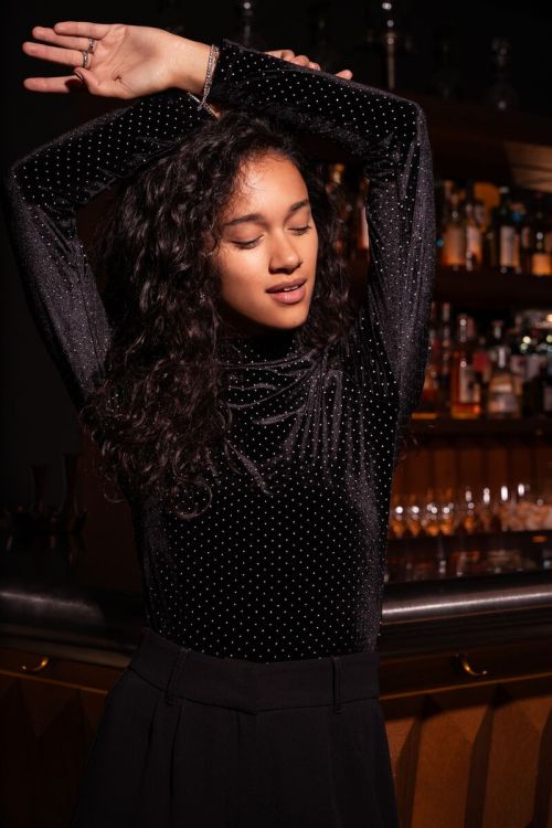Zwarte top met studs en opstaande kraag